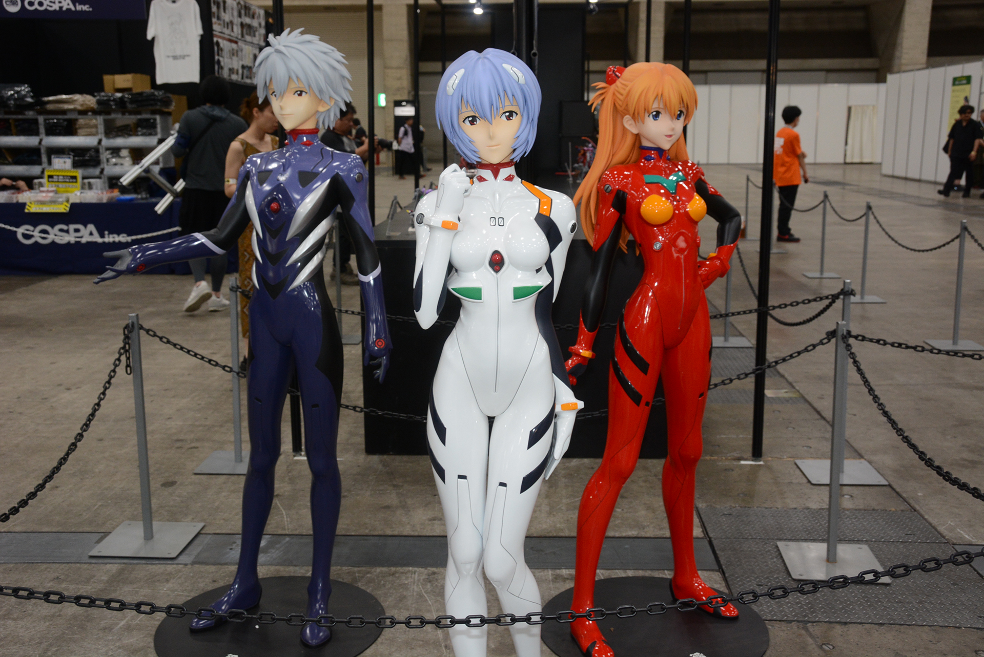 来場者を出迎える1/1フィギュア