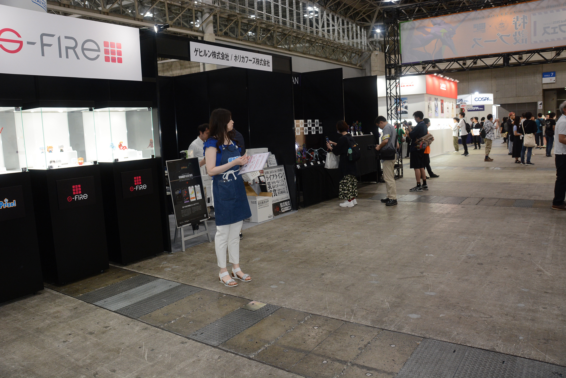 グッズ販売や最新商品の展示も行われていた