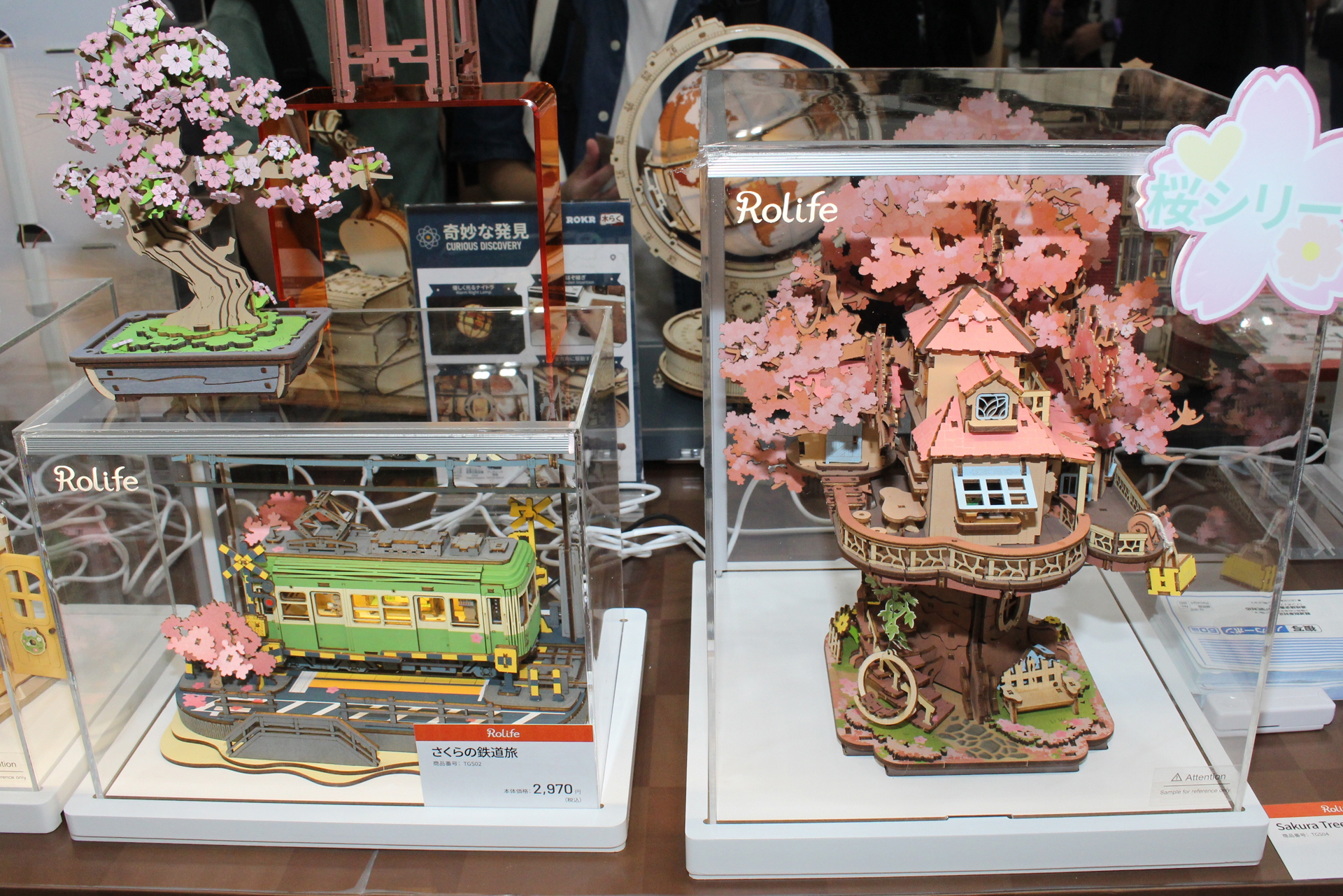 パーツはレーザーカットされていて、ほとんどのものが接着剤不要で組み立てられるという木製キットのシリーズ