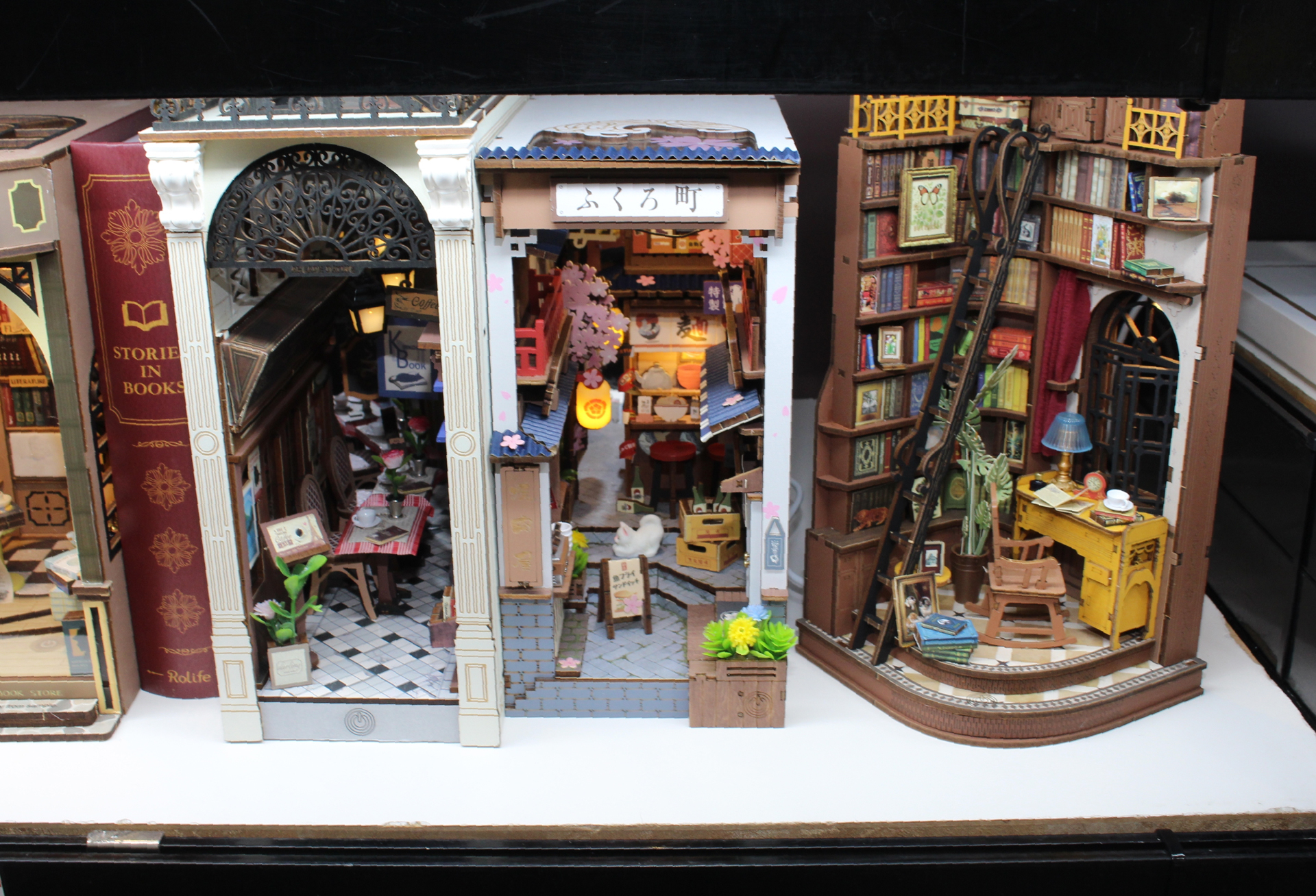 本のサイズに合わせた「BOOKNOOK」シリーズ。遠近法を意識した奥行きのある設計になっている