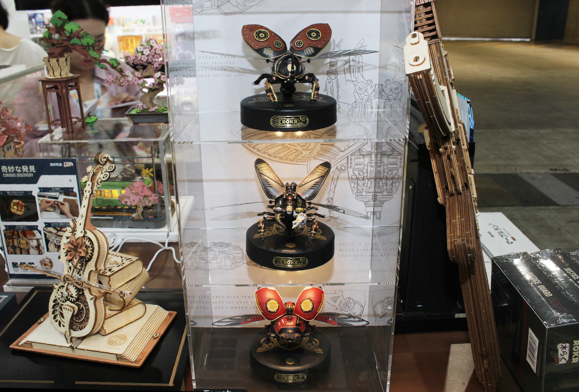 スチームパンクテイストあふれる機械昆虫「機巧次元」。翅の羽ばたきや胴体のメカがモーターによって可動する