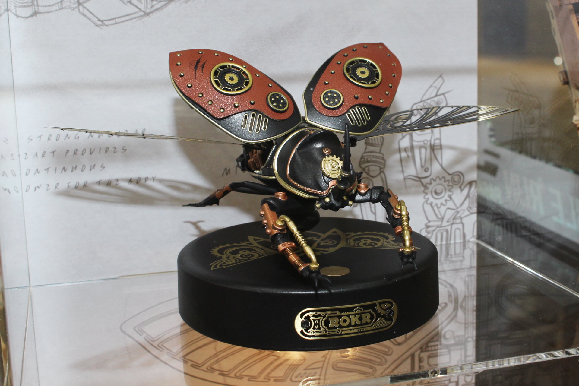 スチームパンクテイストあふれる機械昆虫「機巧次元」。翅の羽ばたきや胴体のメカがモーターによって可動する