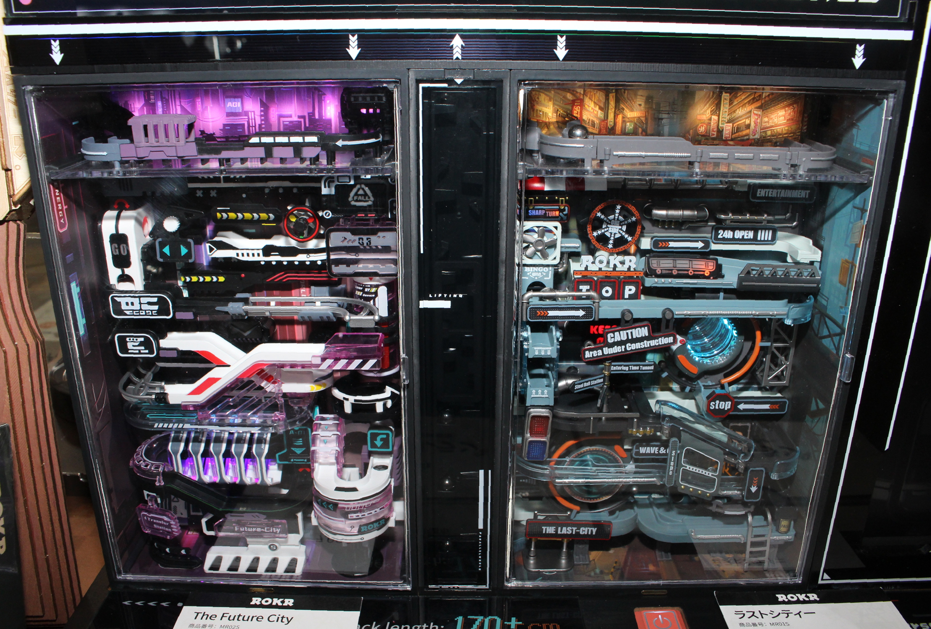 電飾された未来の情景をボールが転がる「平行世界」。横にリフトが備えられ、転がったボールは持ち上げられて再び転がっていく