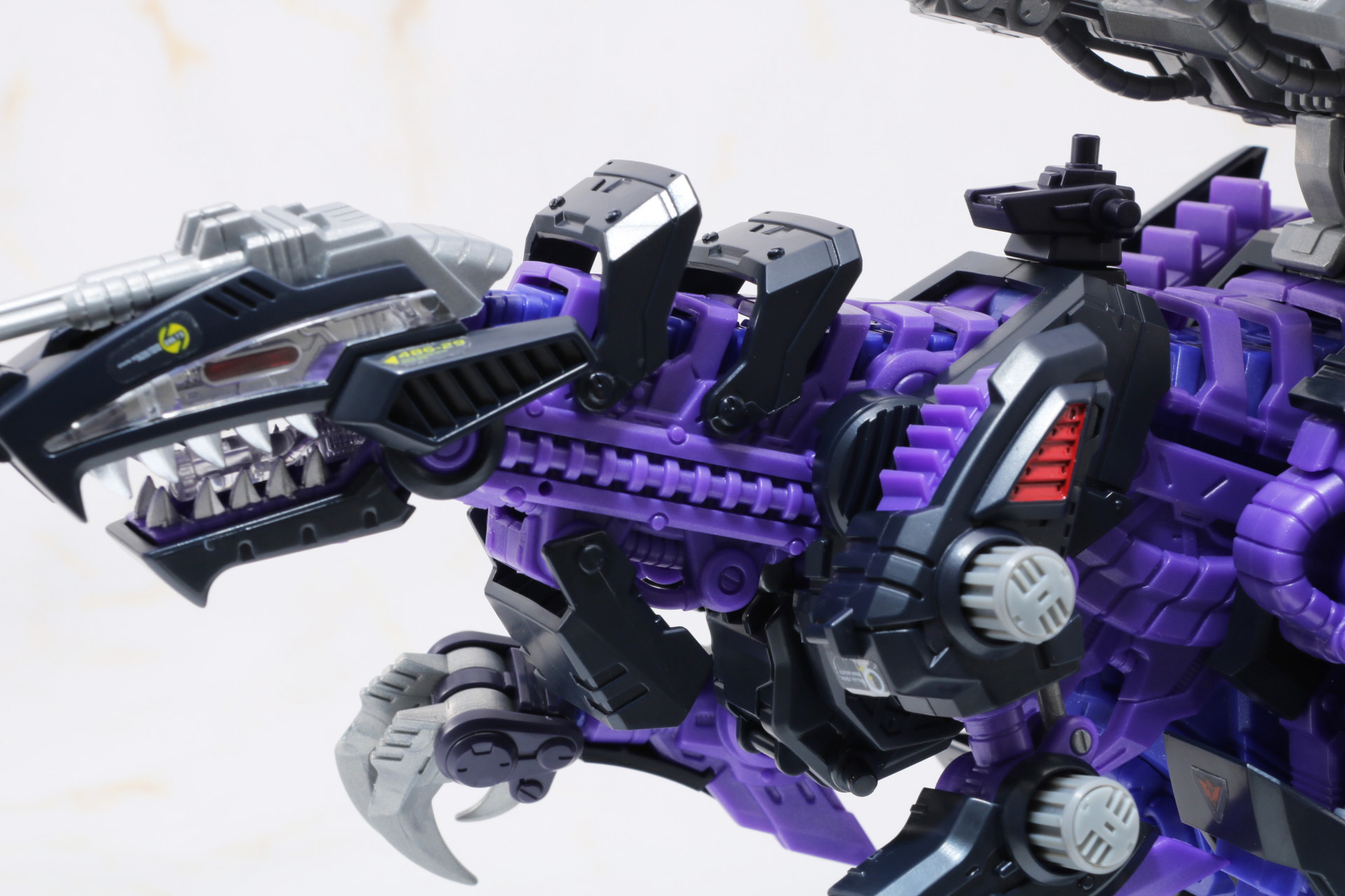 胸部のコックピットハッチも開閉が可能