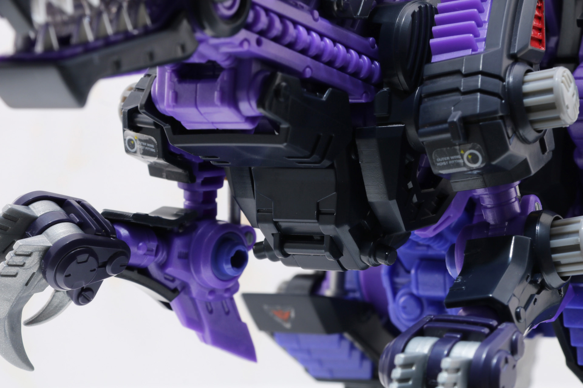 胸部のコックピットハッチも開閉が可能