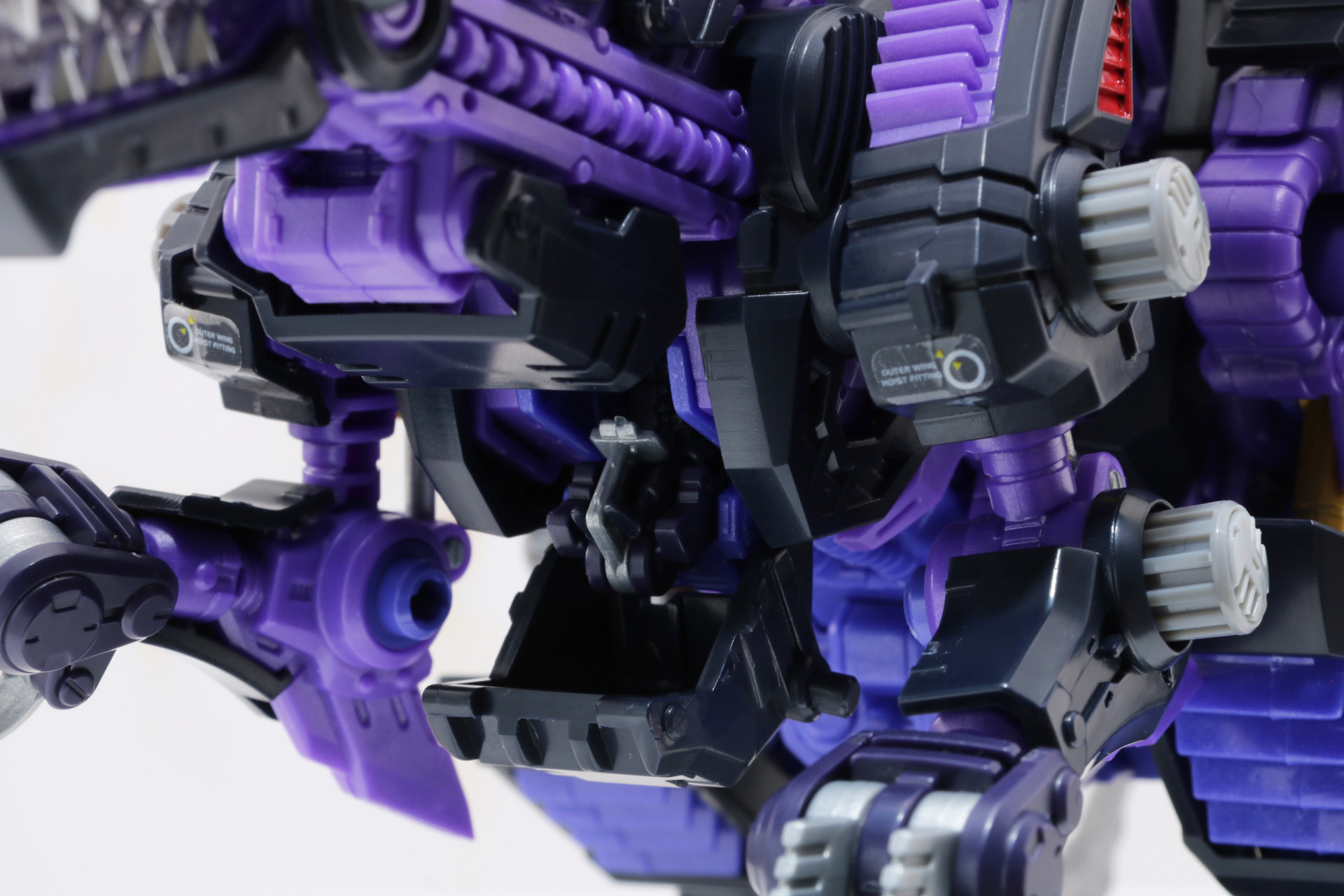 パイロットフィギュア。一般兵（左）とレイヴン（右）が付属し、コックピットに登場させることができる