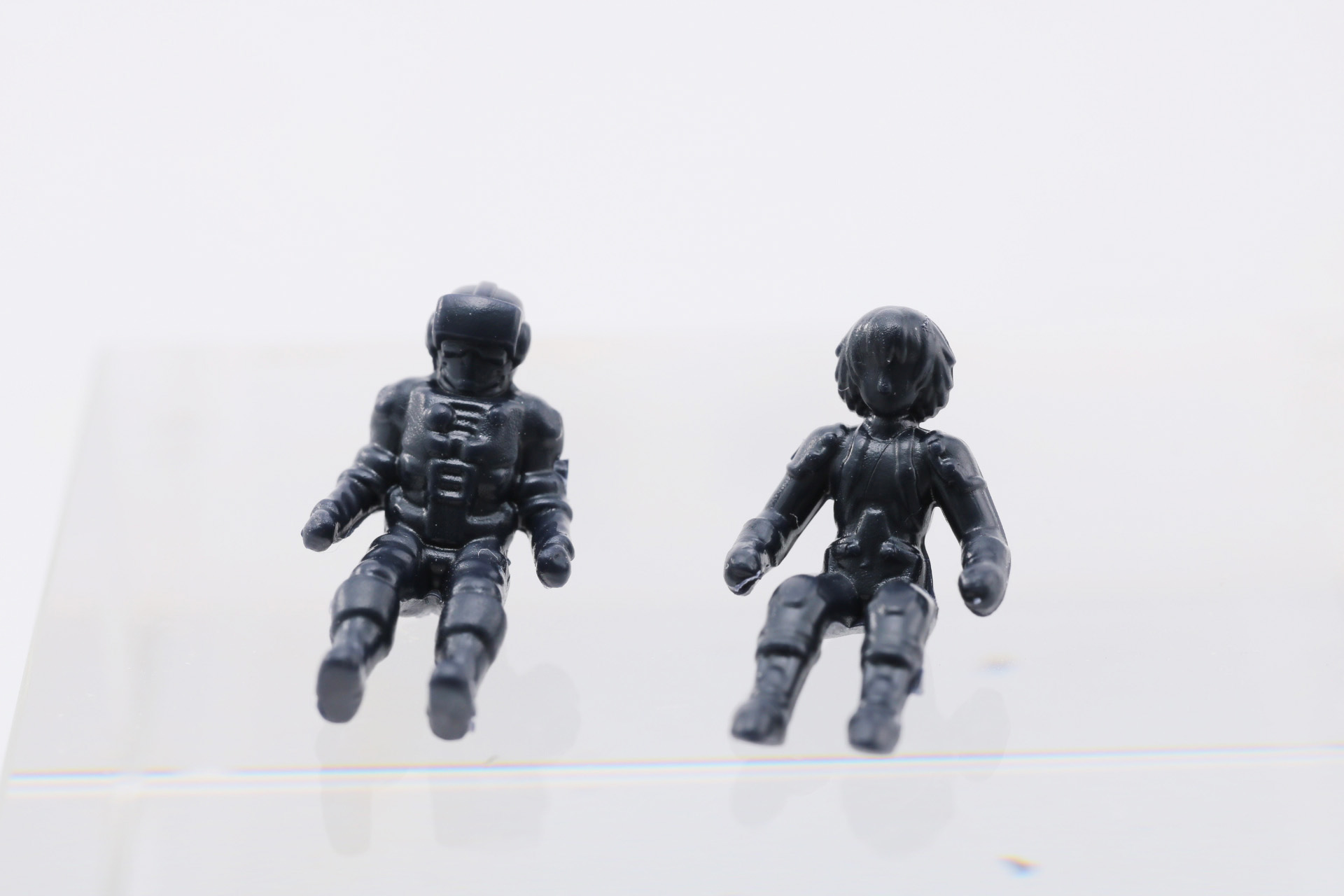 パイロットフィギュア。一般兵（左）とレイヴン（右）が付属し、コックピットに登場させることができる