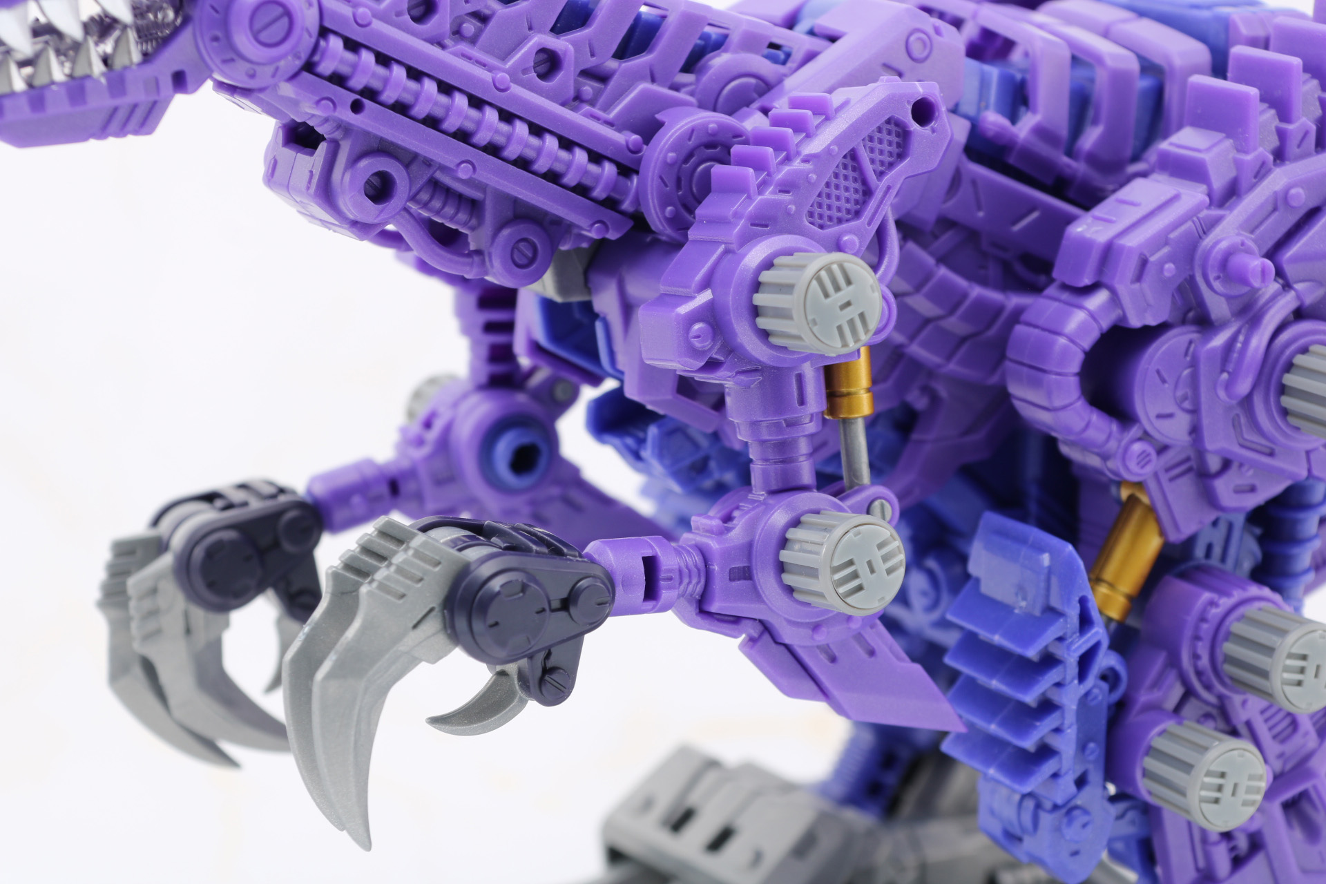 腕部はむき出しのシリンダーや細いシルエット