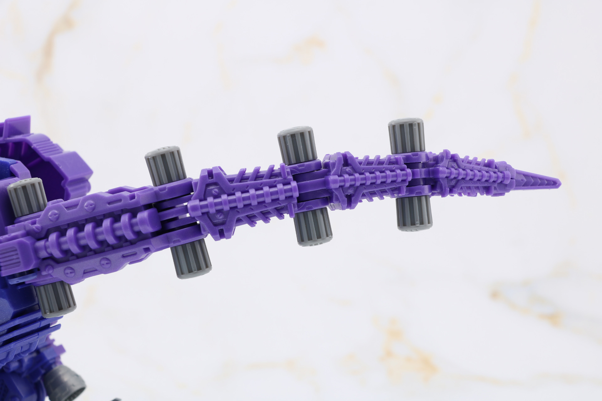 尻尾も骨のような意匠