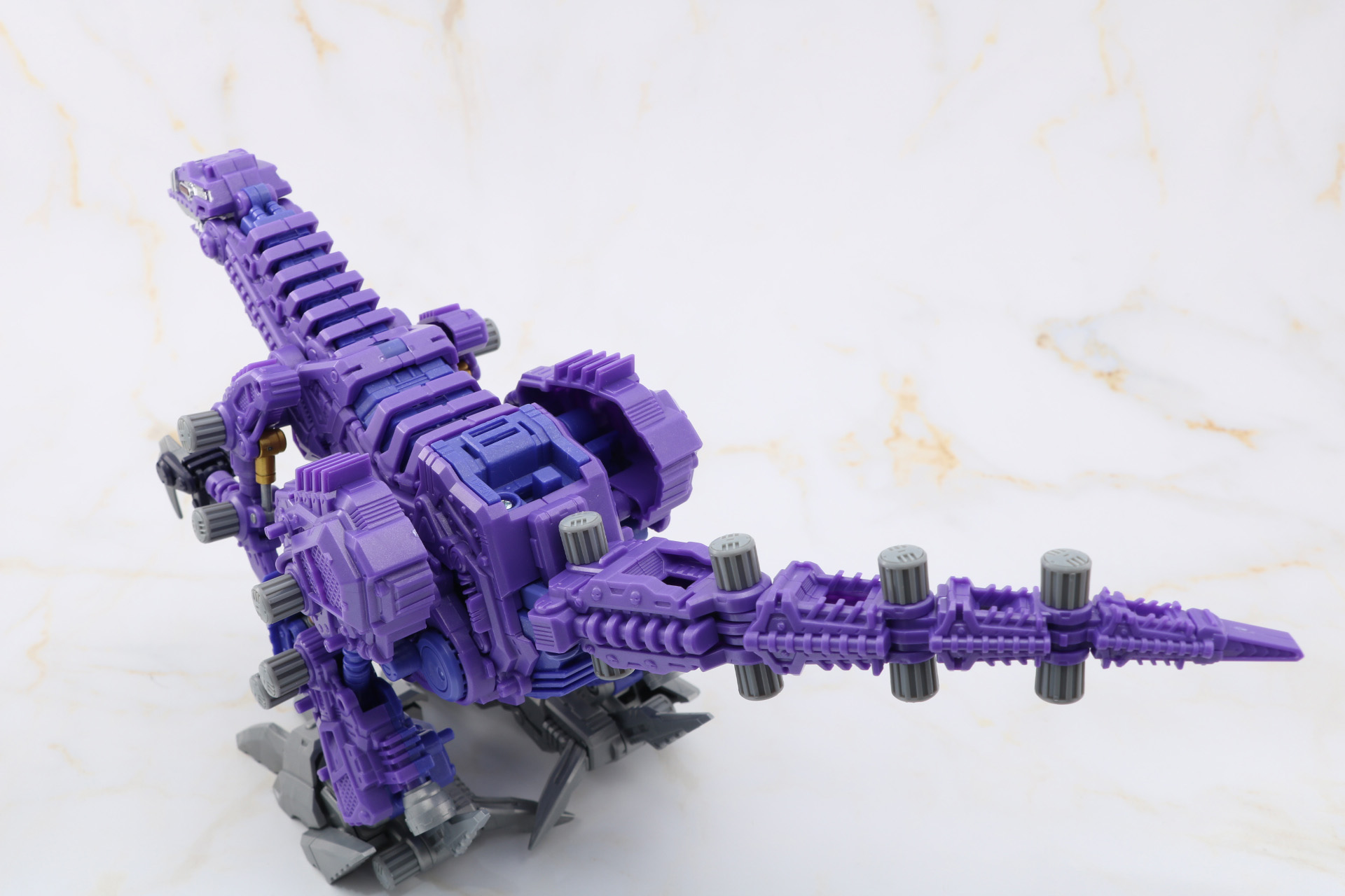 ティラノサウルスの骨格を彷彿とさせるデザイン