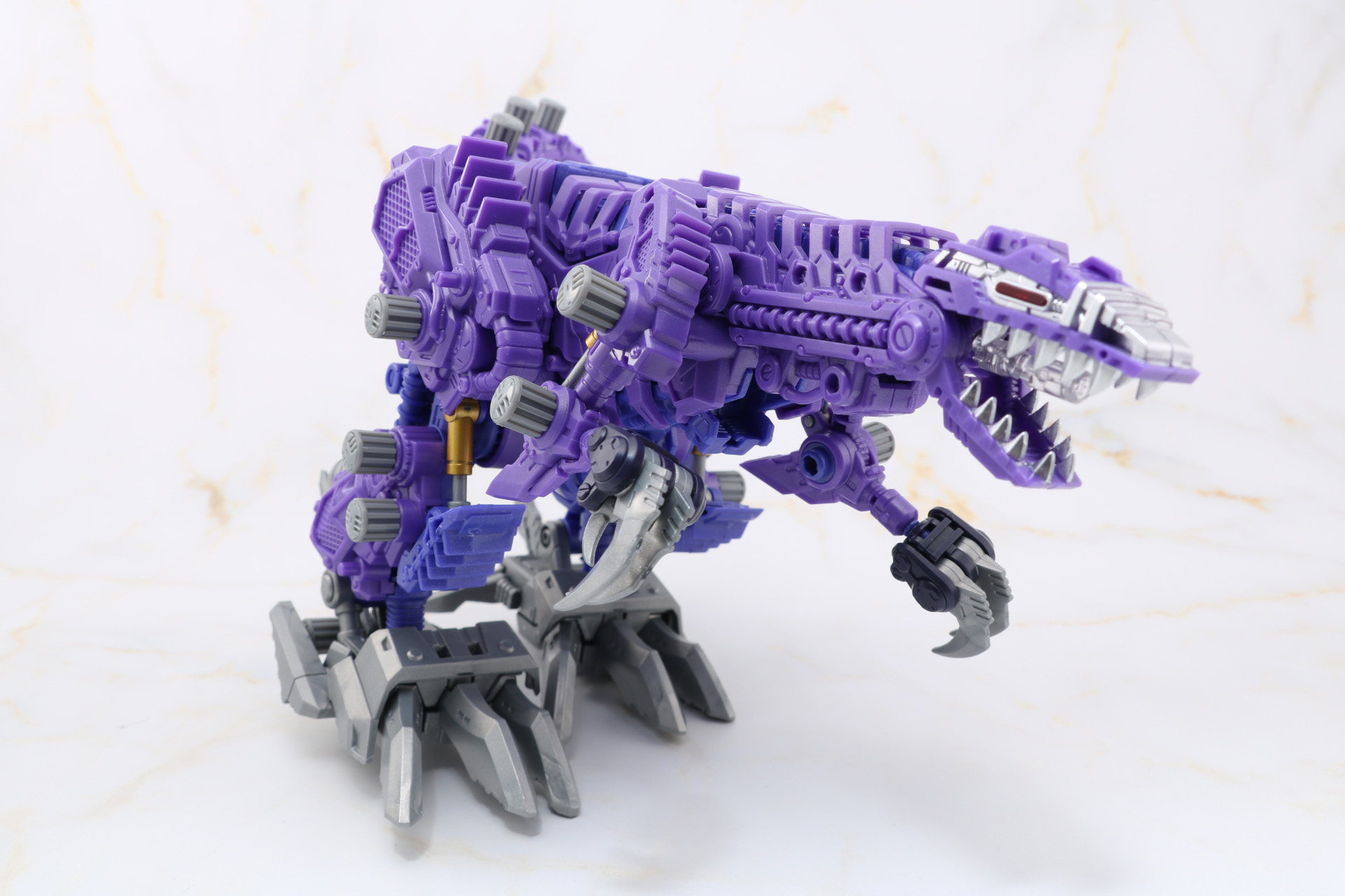 迫力あるポーズが可能