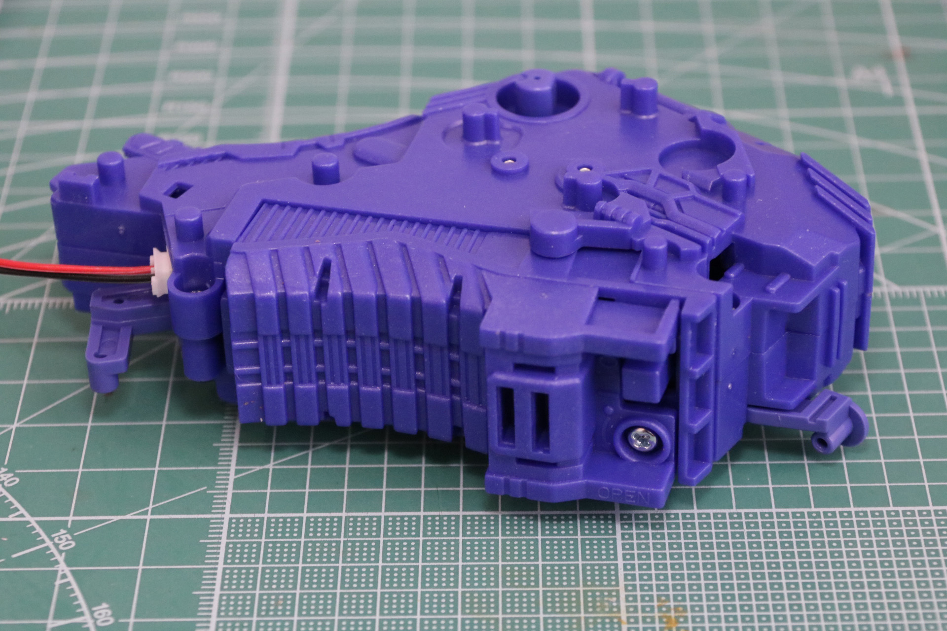 動力部ユニットに単4電池を入れる