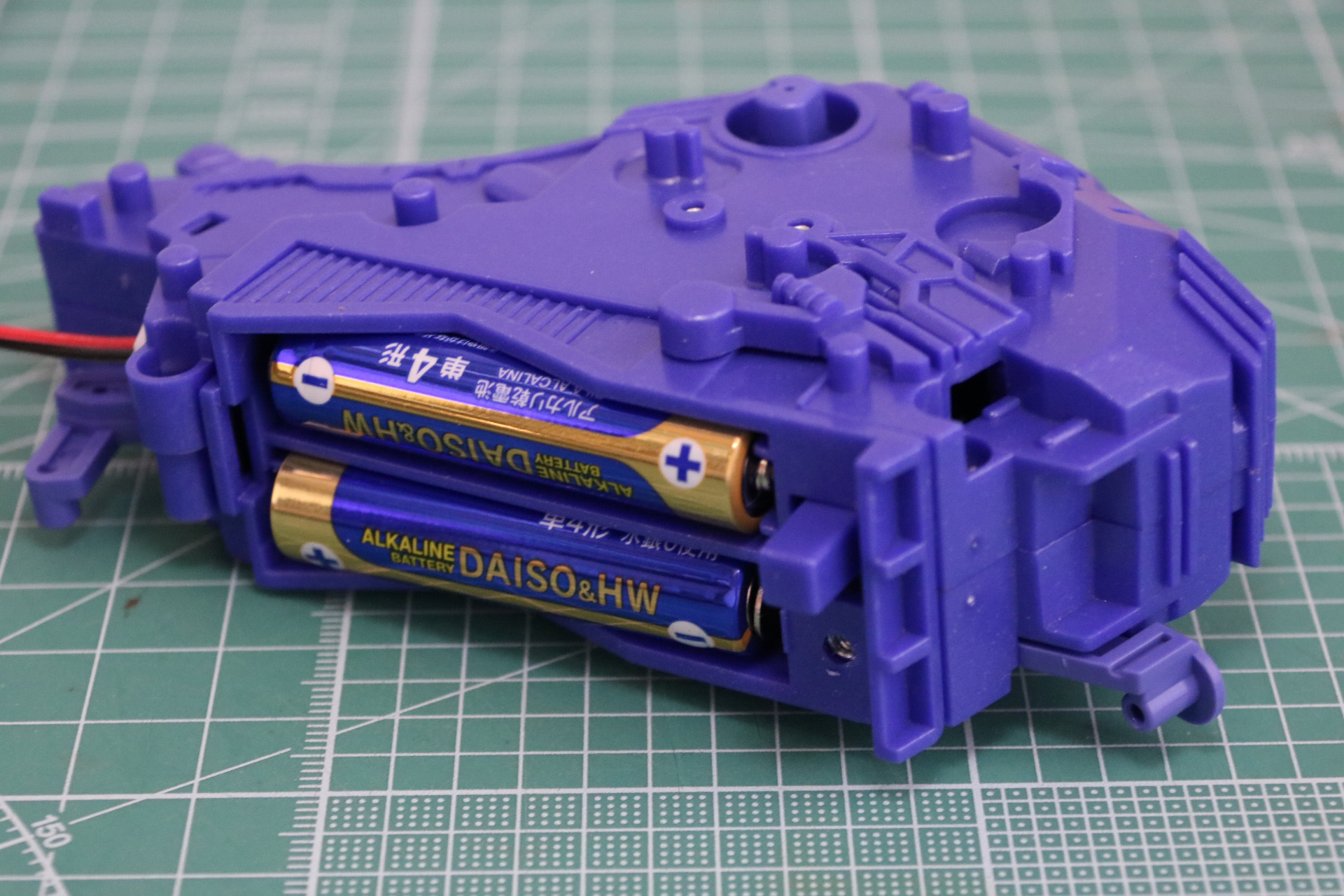 動力部ユニットに単4電池を入れる