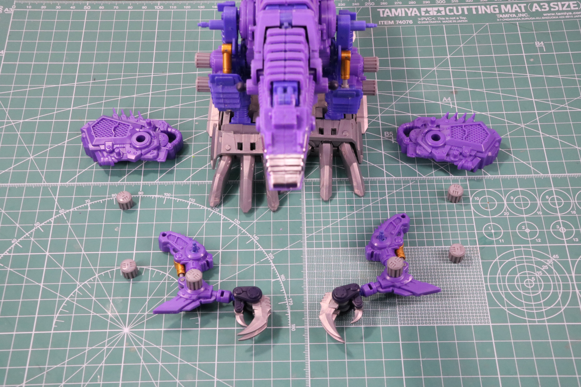 アーマー装着のため、一度腕部と一部脚部パーツを取り外す。