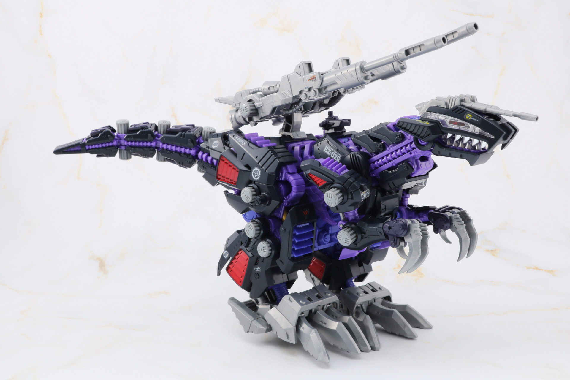 凶悪な頭部デザインから鋭いキラークローなど迫力満点の造形