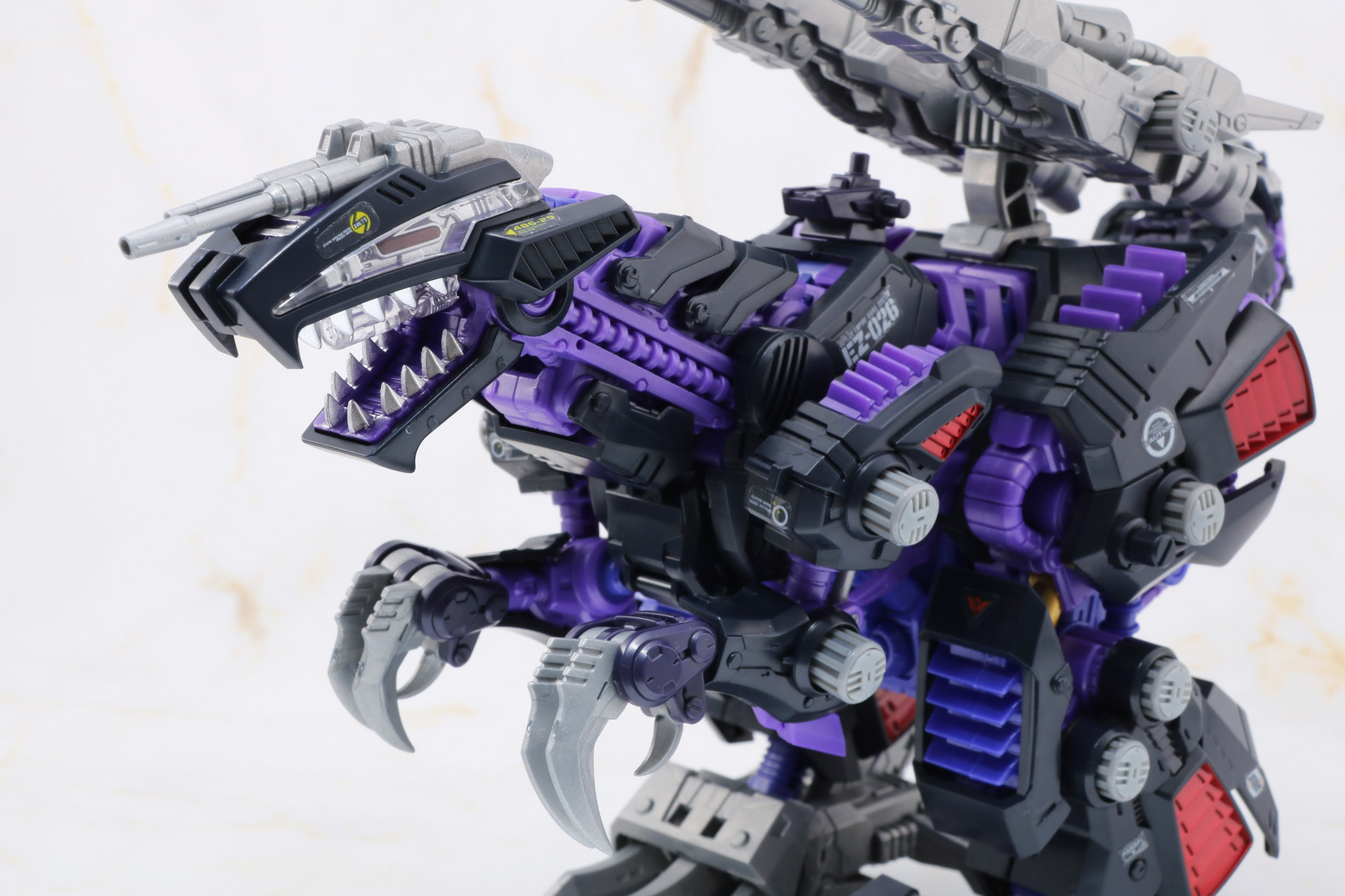 凶悪な頭部デザインから鋭いキラークローなど迫力満点の造形