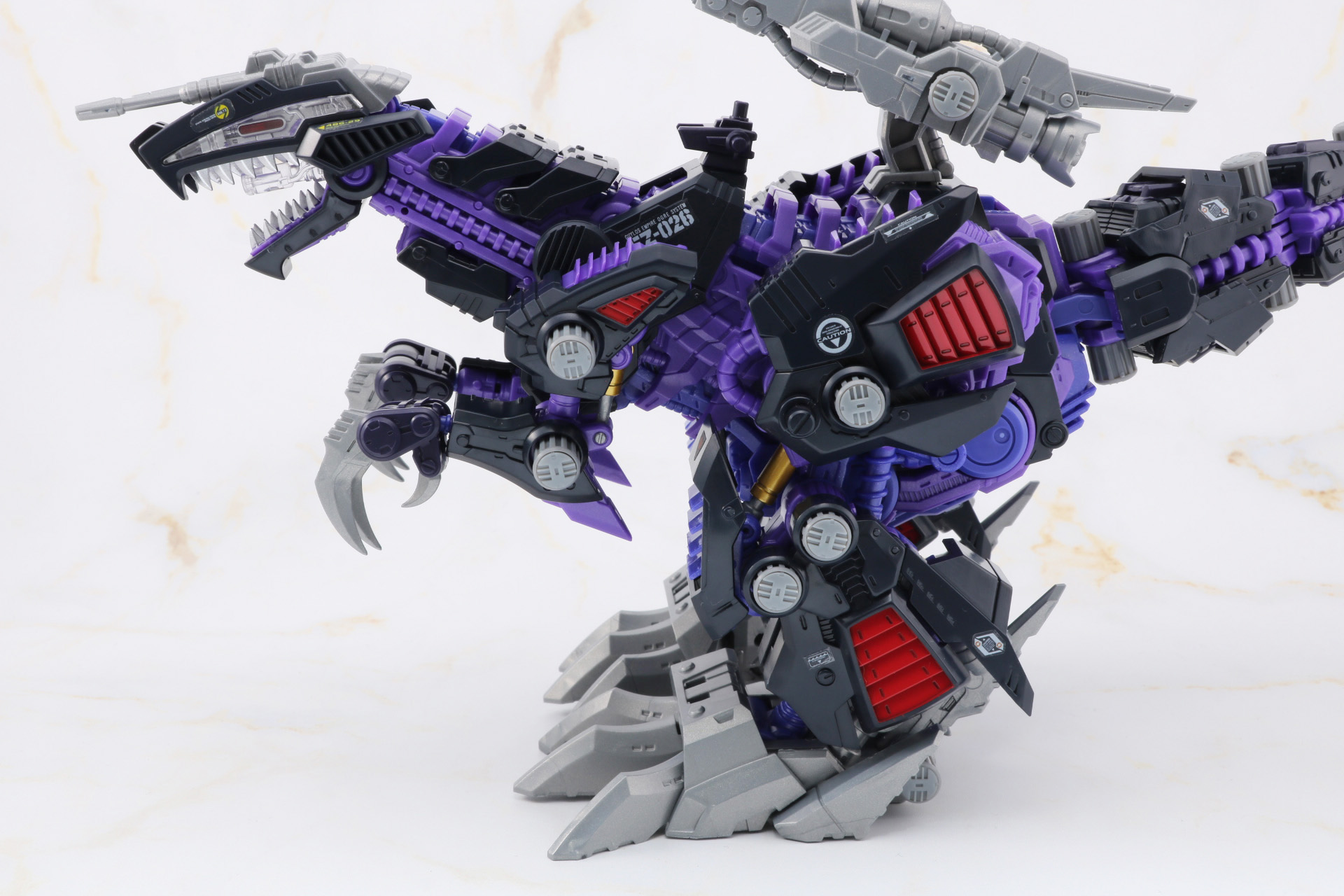 強靭な脚部に機械的なフィンなども細かく造形されている