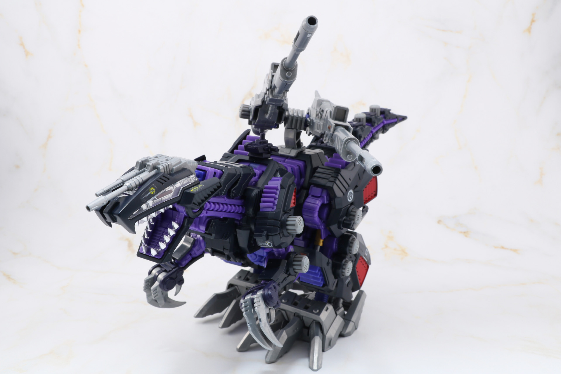 各部可動でポーズもある程度取ることができる