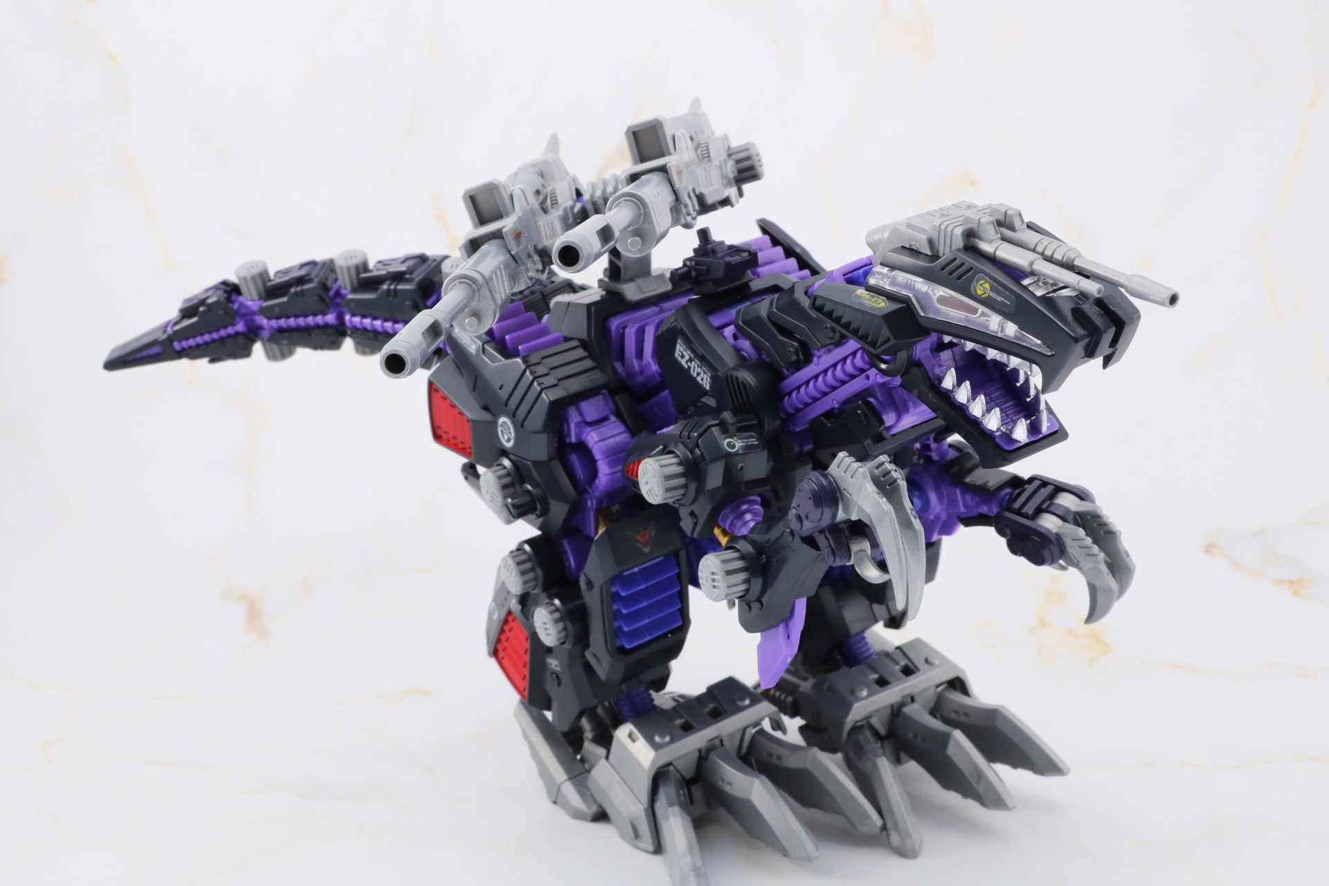 背中のパルスレーザーライフル2門はフレキシブルに可動