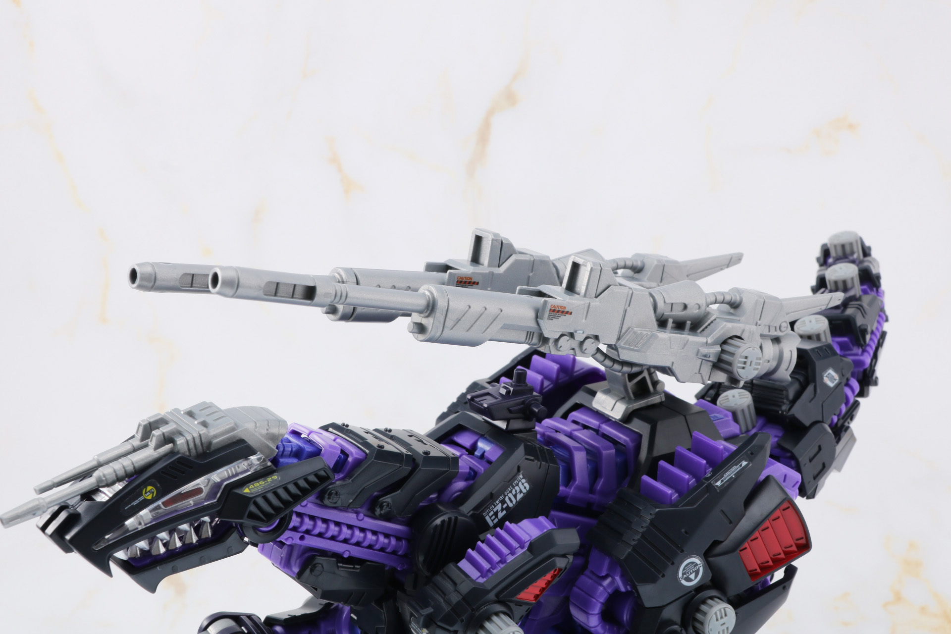 背中のパルスレーザーライフル2門はフレキシブルに可動