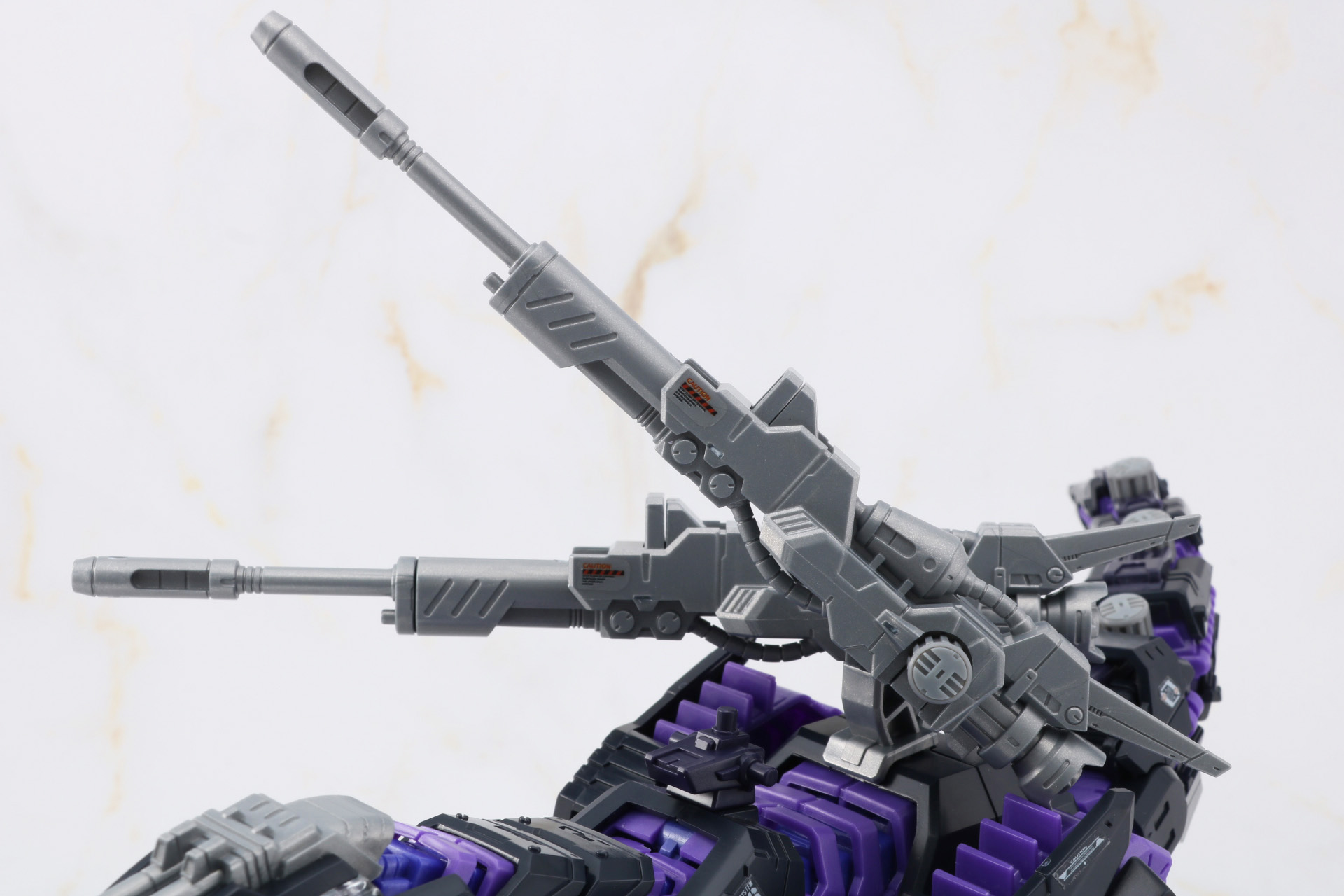 頭部レーザーガンは差し替えることで通常仕様、レイヴン仕様にできる