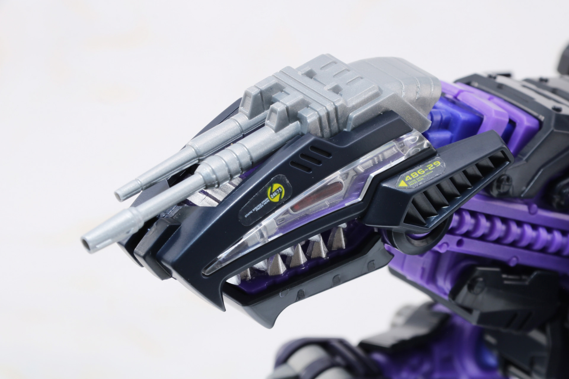 頭部レーザーガンは差し替えることで通常仕様、レイヴン仕様にできる