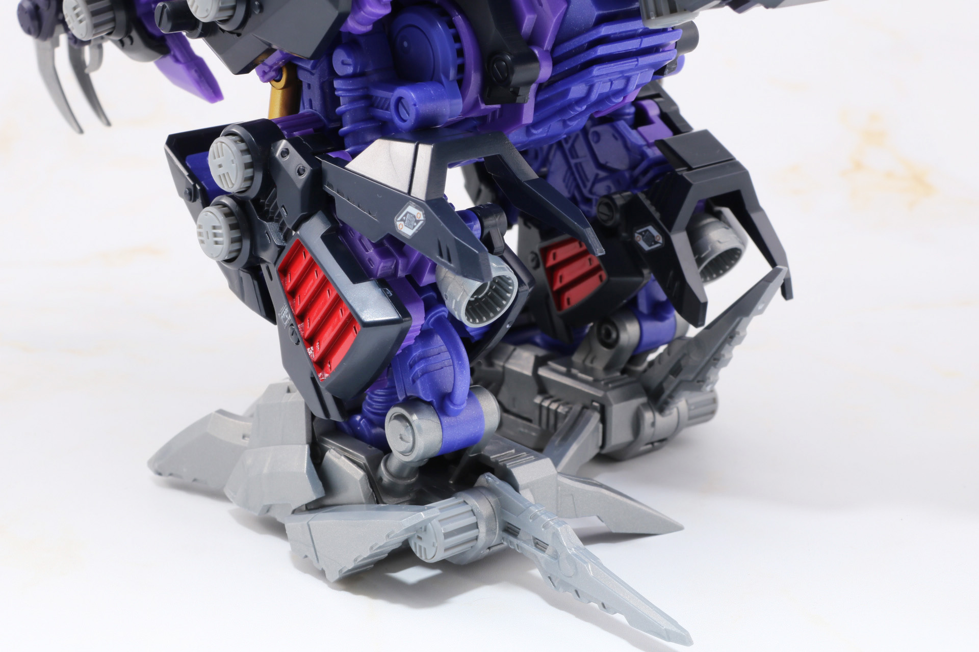 上部と下部にそれぞれ備わっている放熱フィンが展開