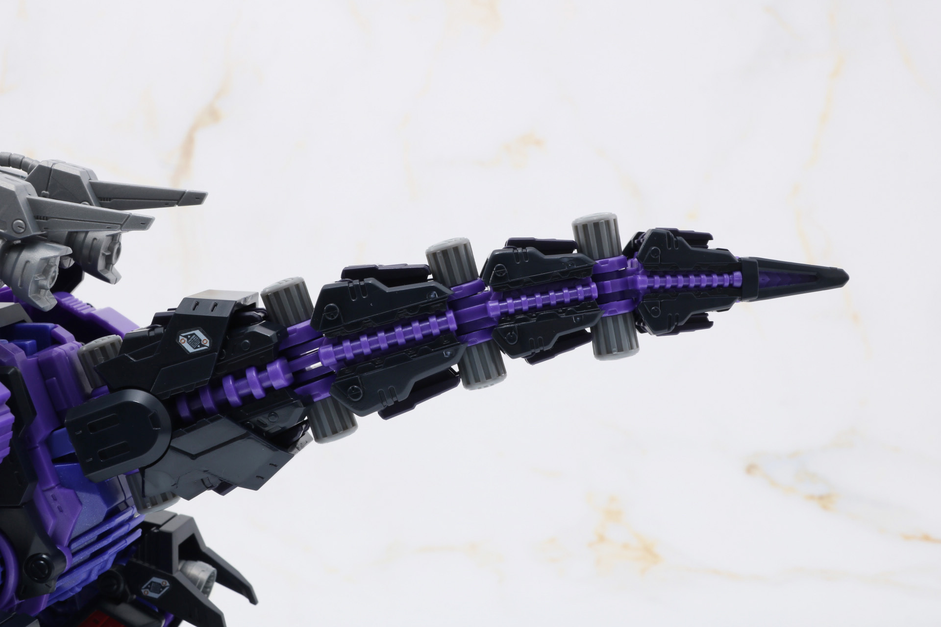 上部と下部にそれぞれ備わっている放熱フィンが展開