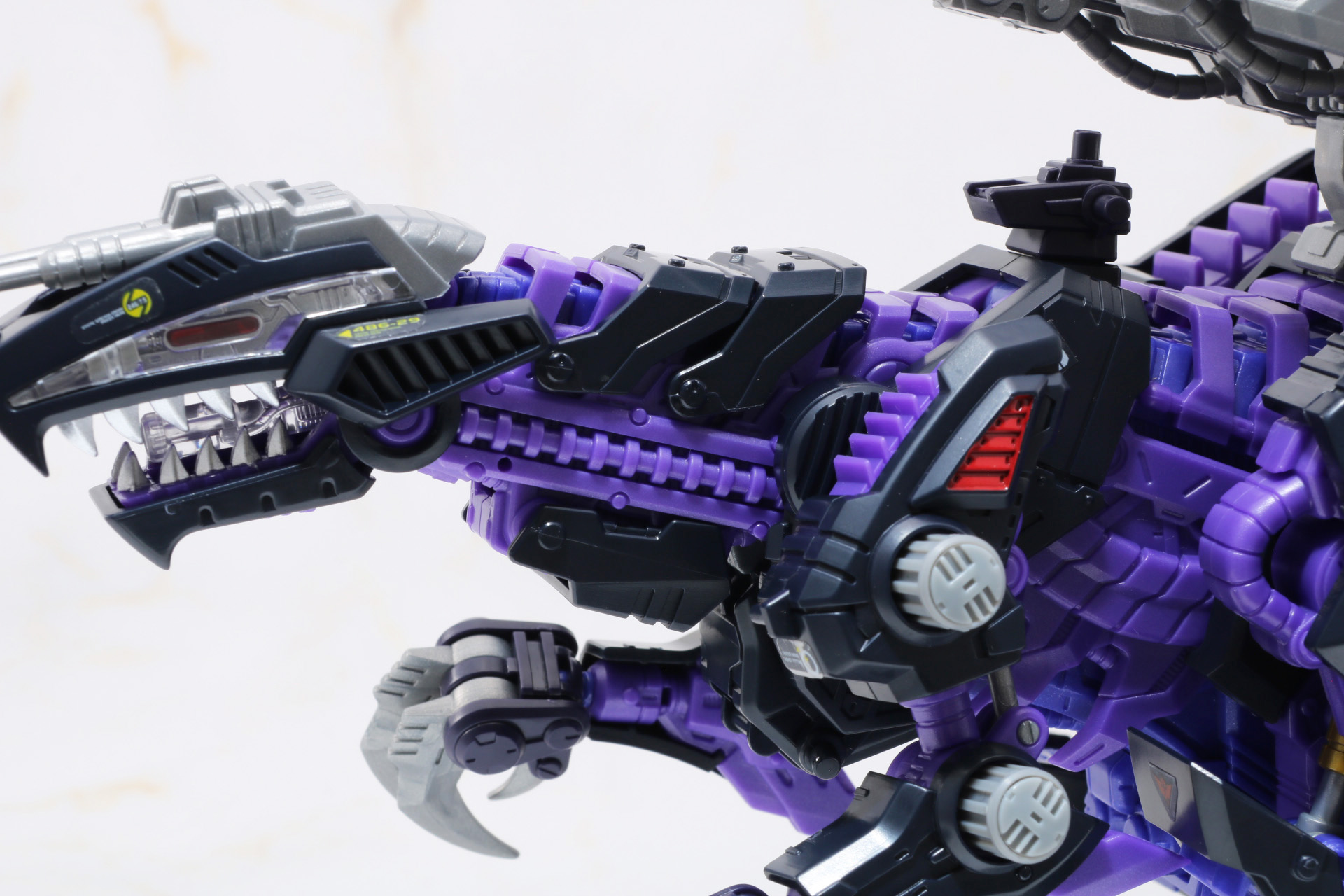 首元のアーマーも展開