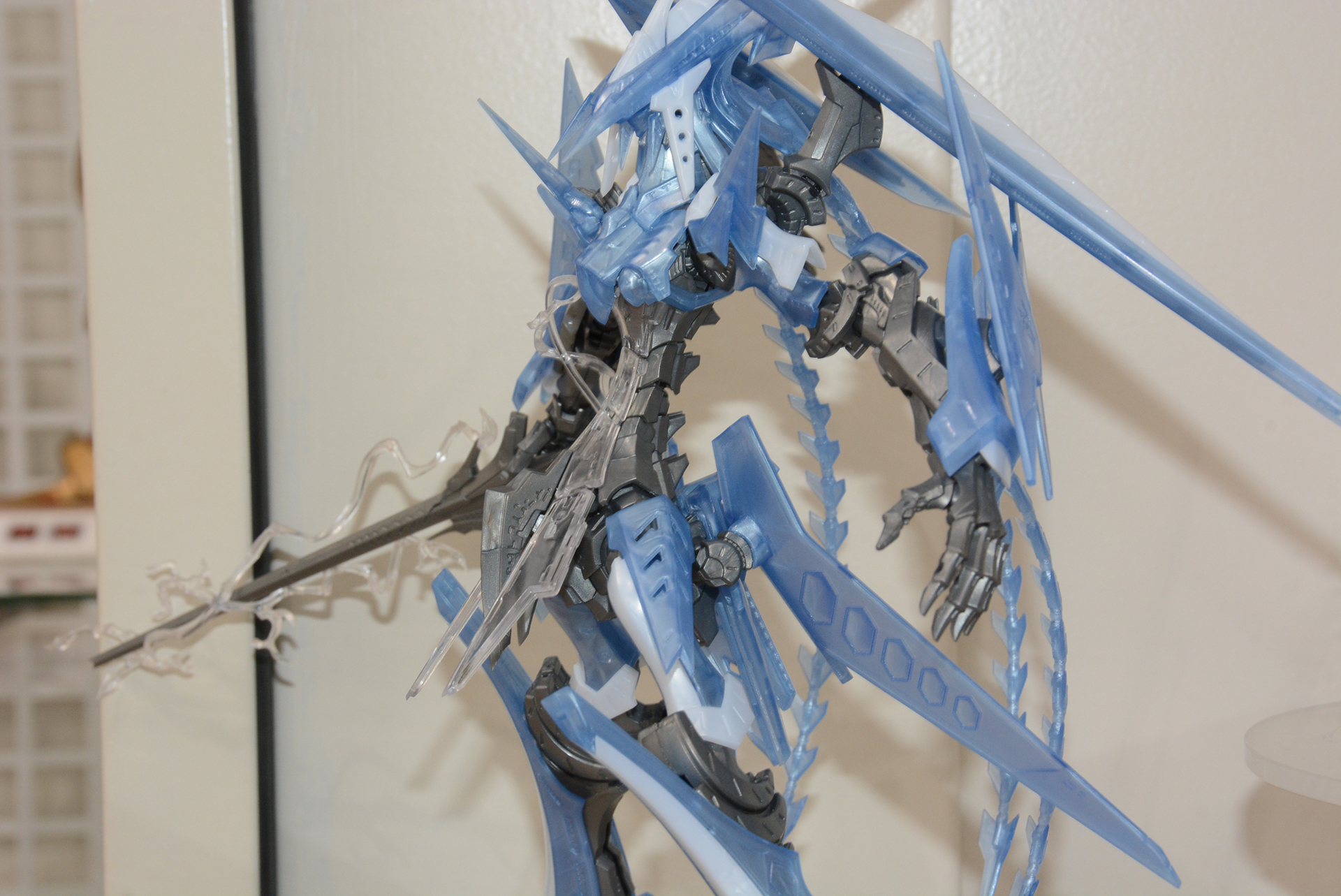 透明な装甲が被さった腹部。複雑な構造だがきちんと可動する。また最下段の装甲はABSとPSがきちんと接着される「フローセメント」が活躍する箇所だ