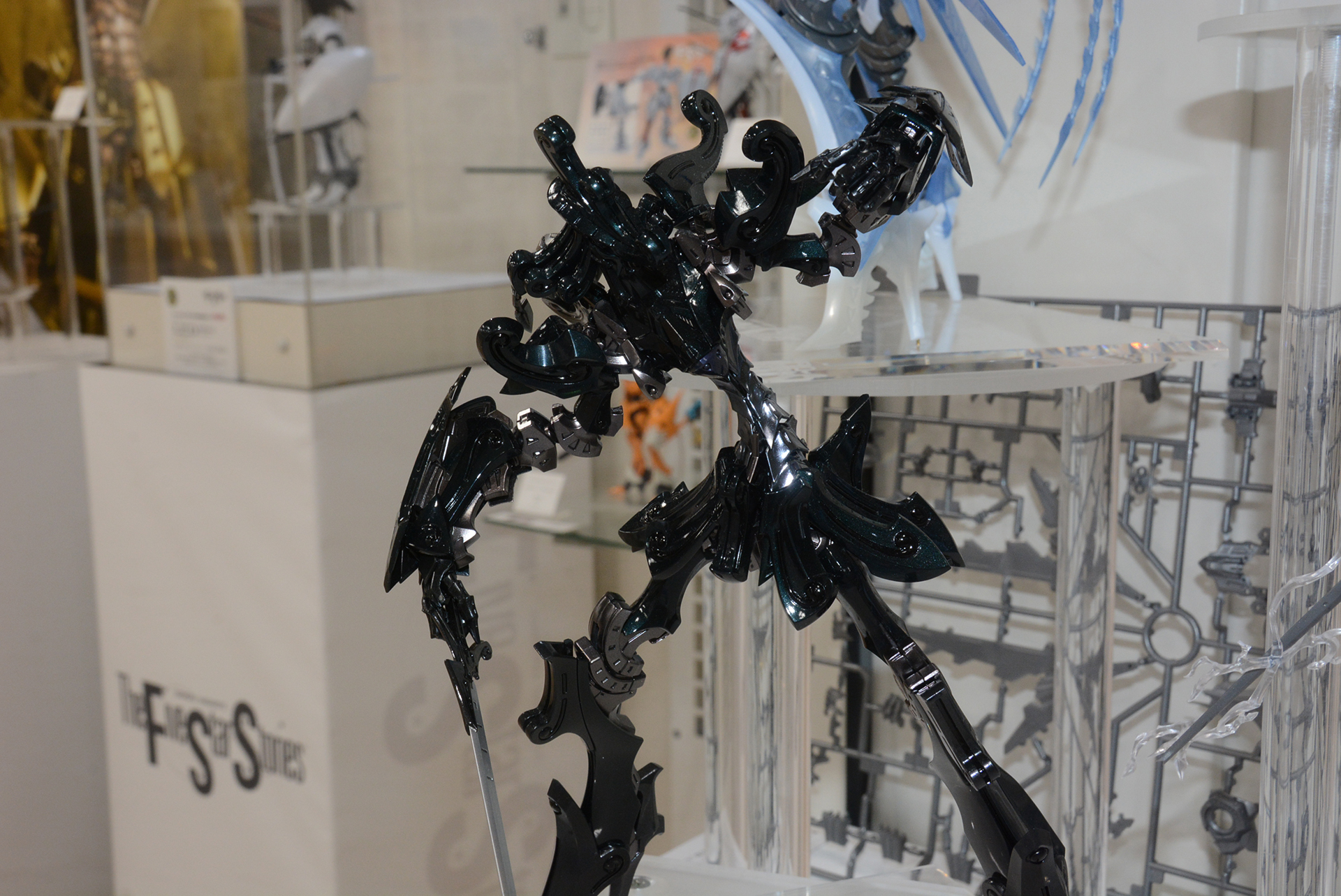 第1弾の「VSMS 1/100 ダッカス・ザ・ブラックナイト」。デザインやボリュームが大きく異なっているのがわかる