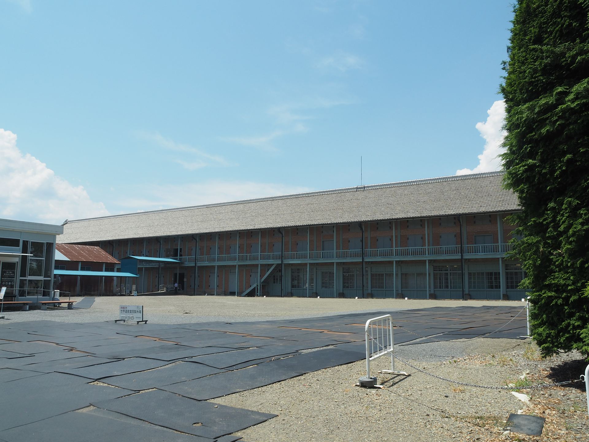 この長細い建物が国宝の西置繭所である