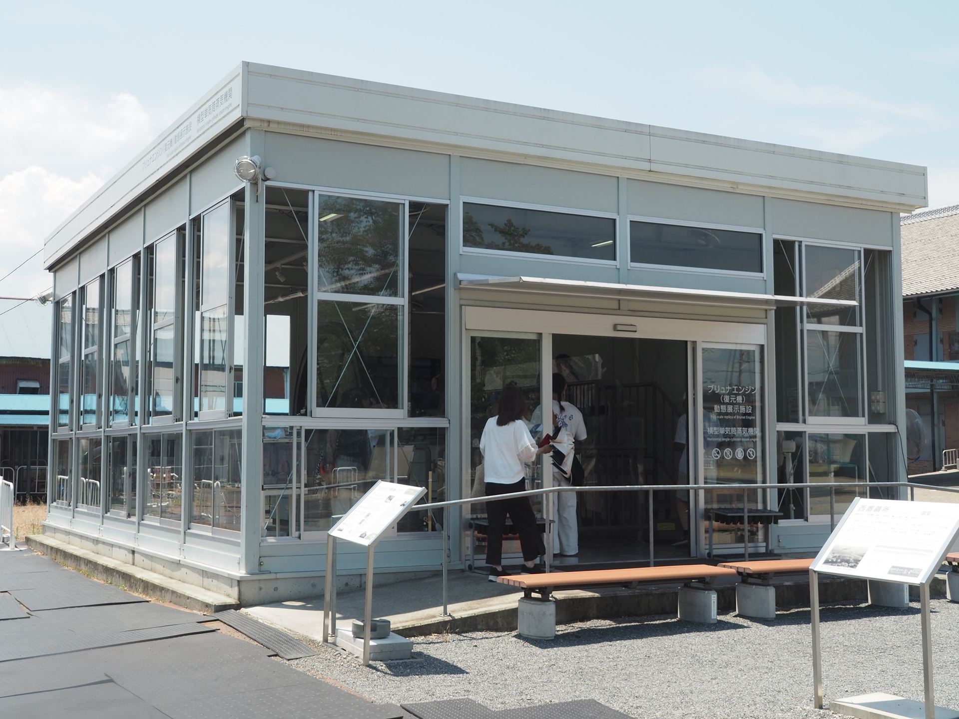 西置繭所の手前にあるガラス張りの建物は、ブリュナエンジン（復元機）動態展示施設である