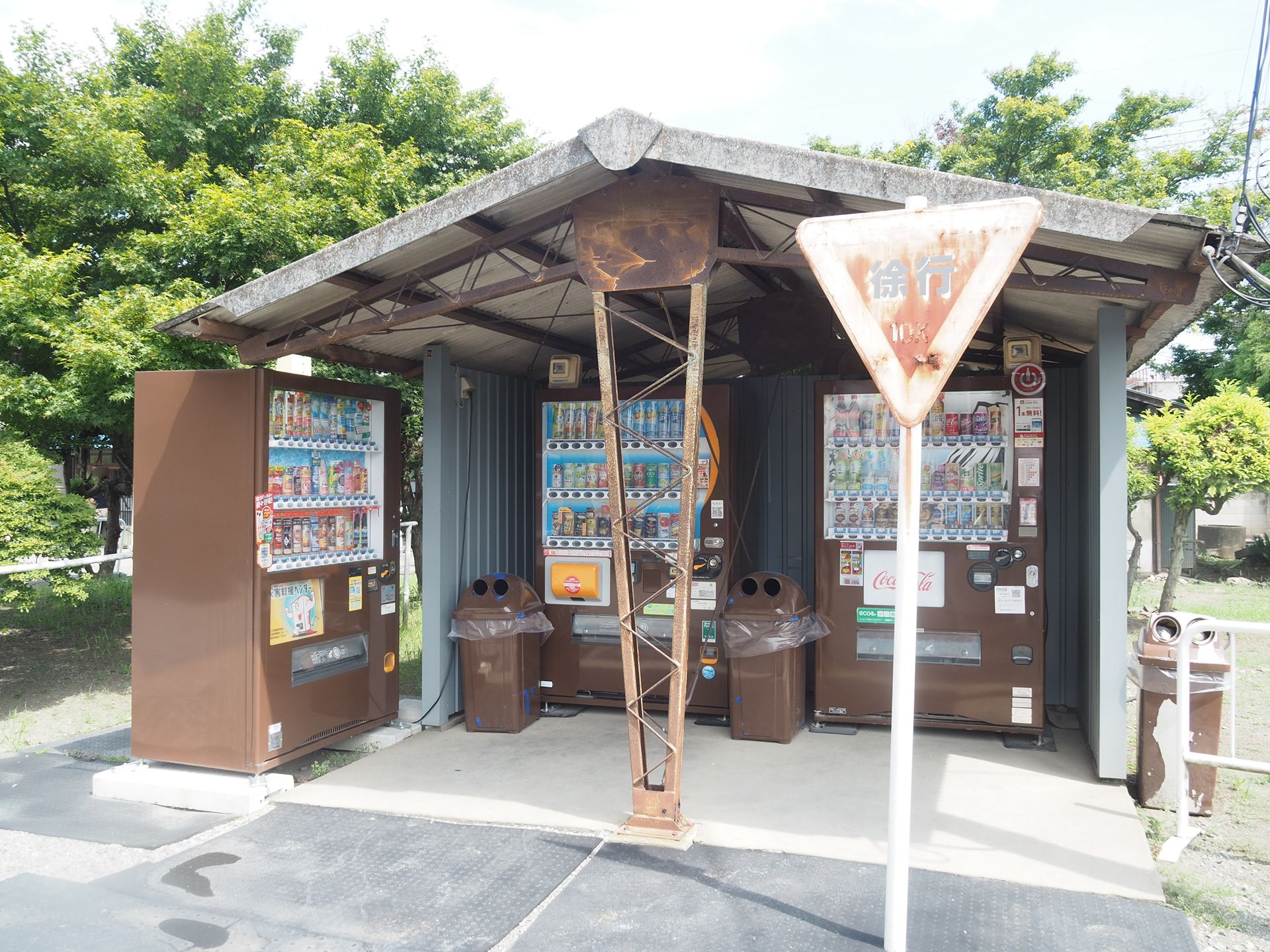 昔の建物を活かした自動販売機スペース