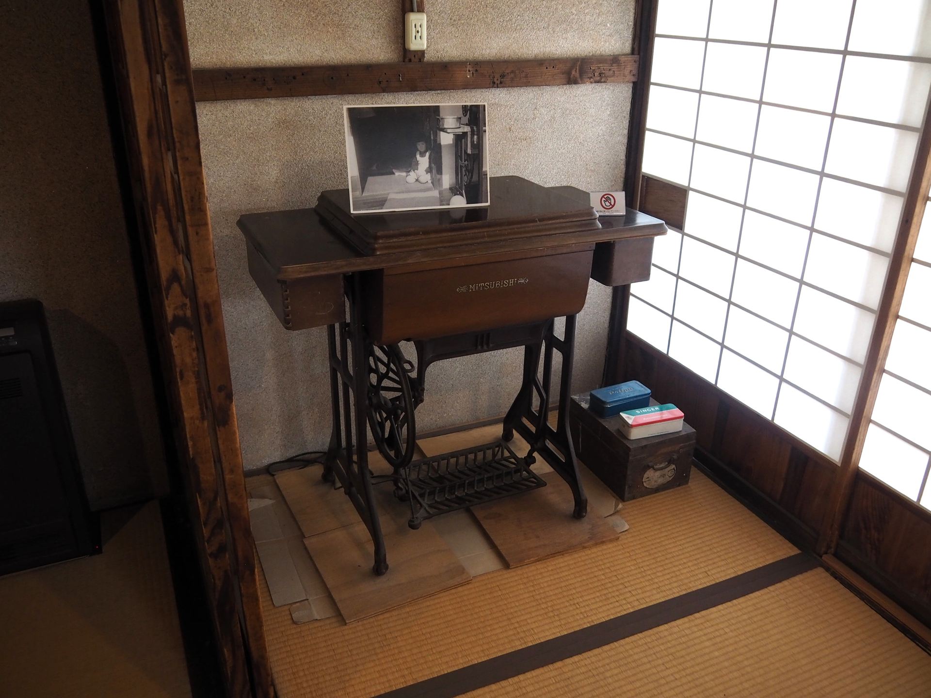 足踏み式のミシン