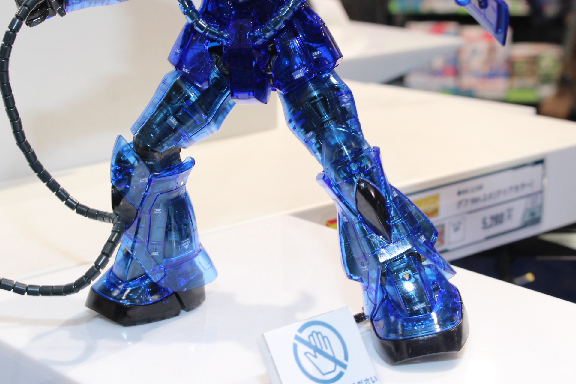 内部フレームはメタリックグレーで、装甲から透けて見える