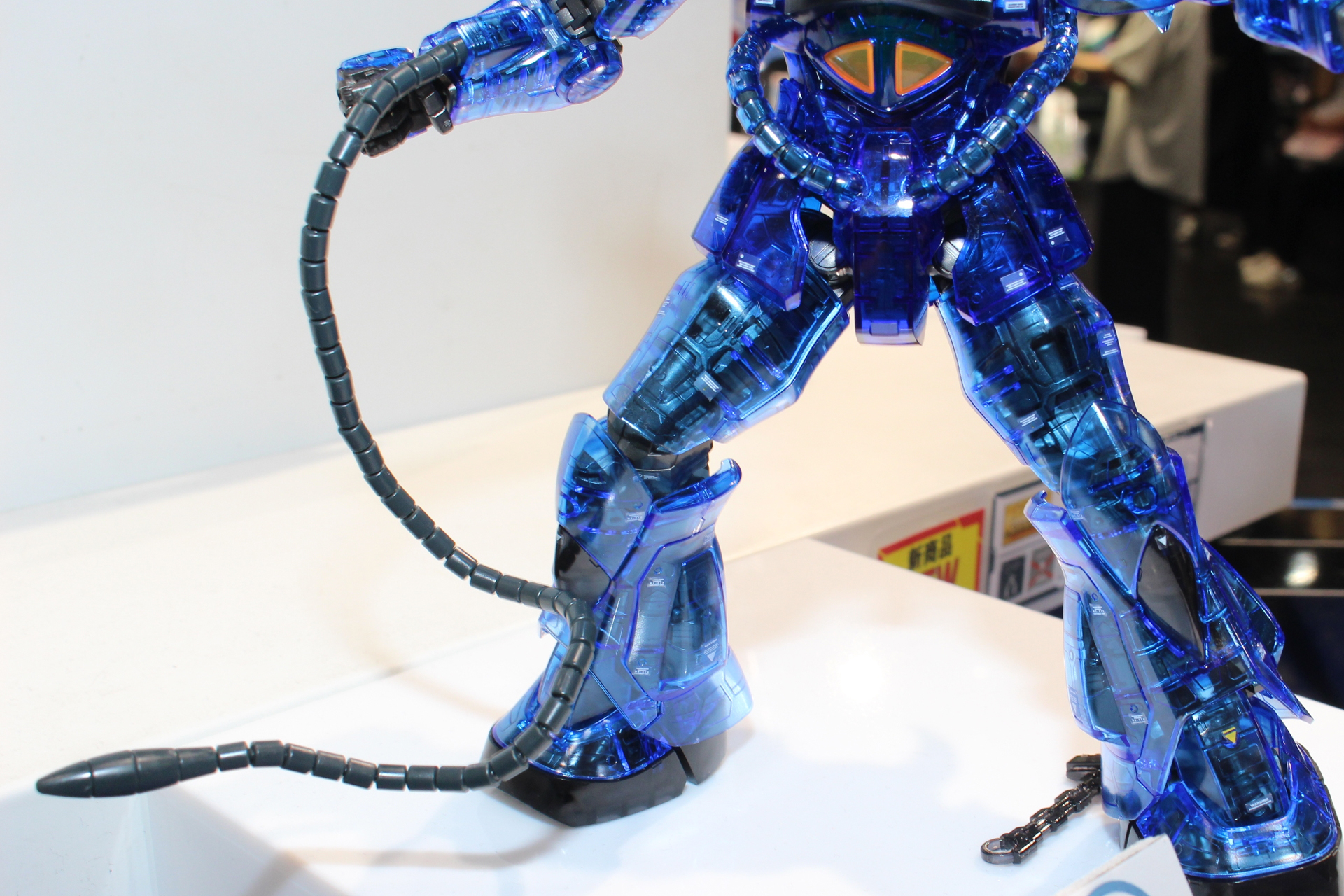 グフを象徴する武装ヒートロッドはリード線を内蔵し自在に動かすことが可能だ