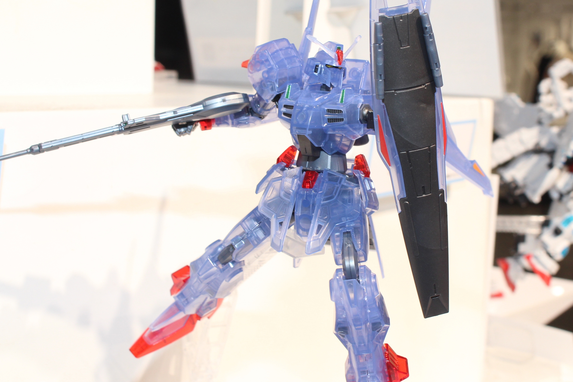 クリアブルーの全身にクリアレッドの一部パーツが映えている