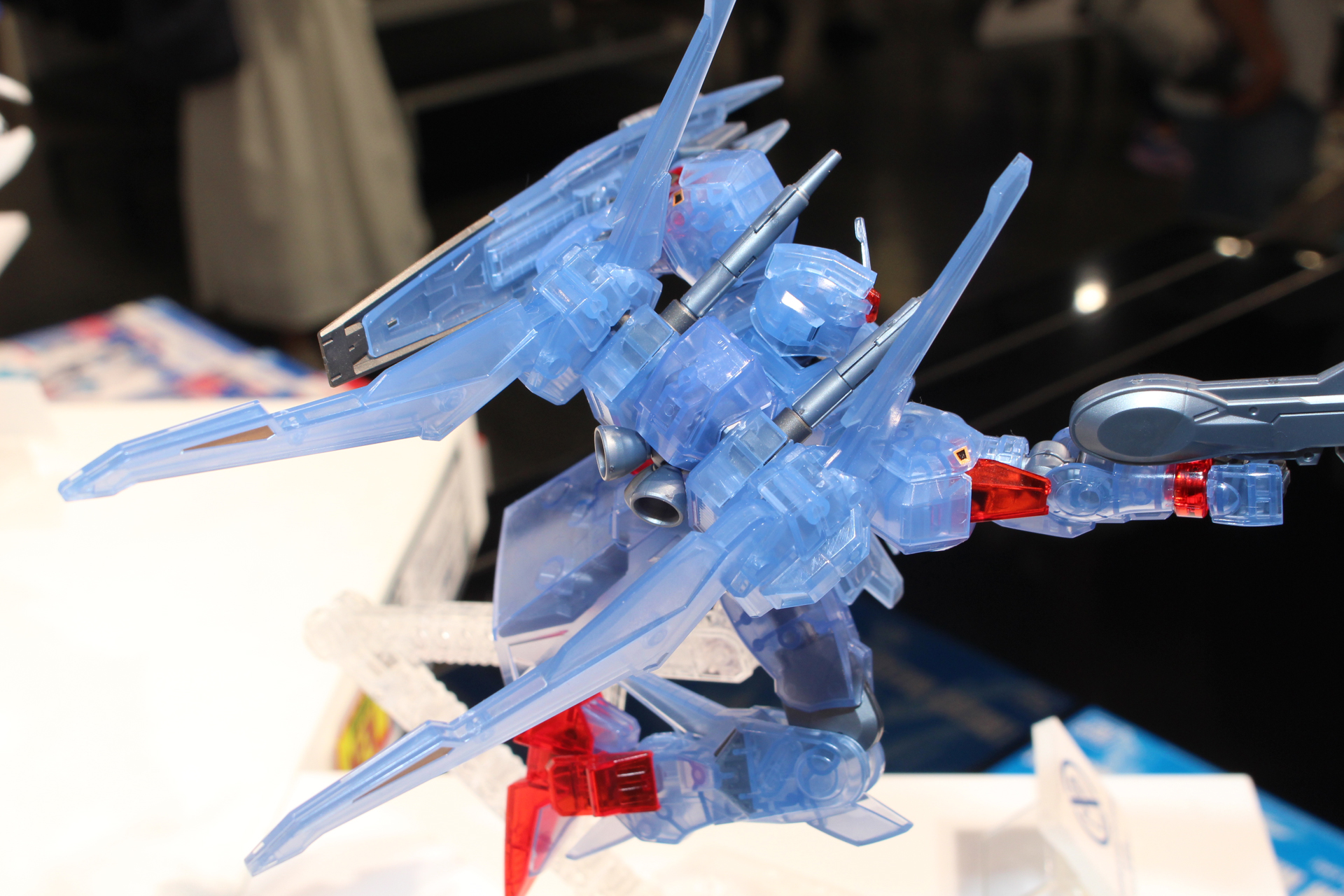 ビーム・キャノンとスタビライザーを備えたバックパック