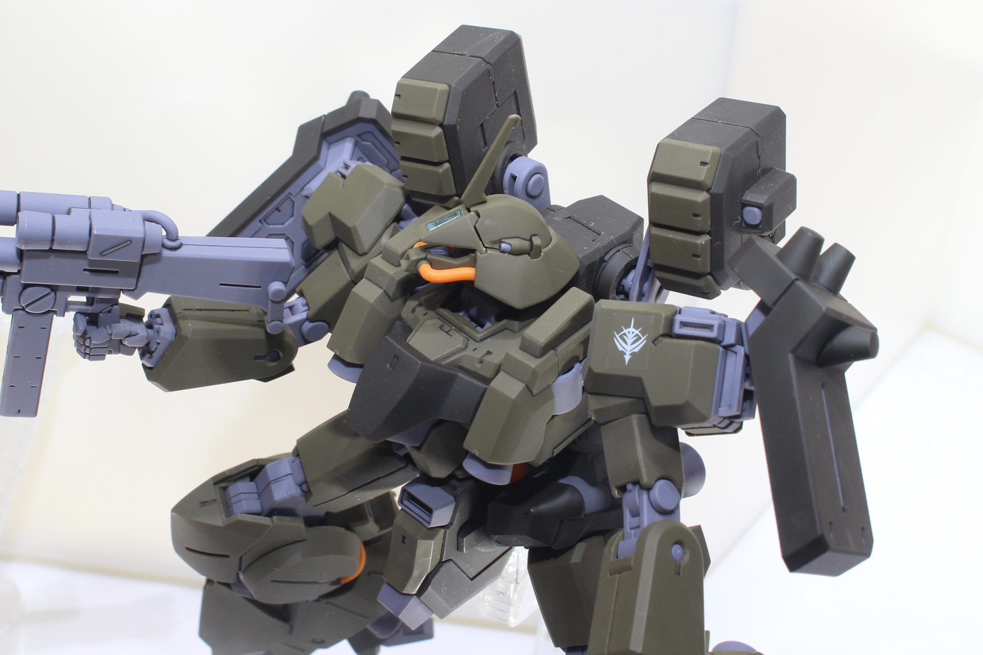 背中のミサイルポッドはボールジョイントで自在に可動する