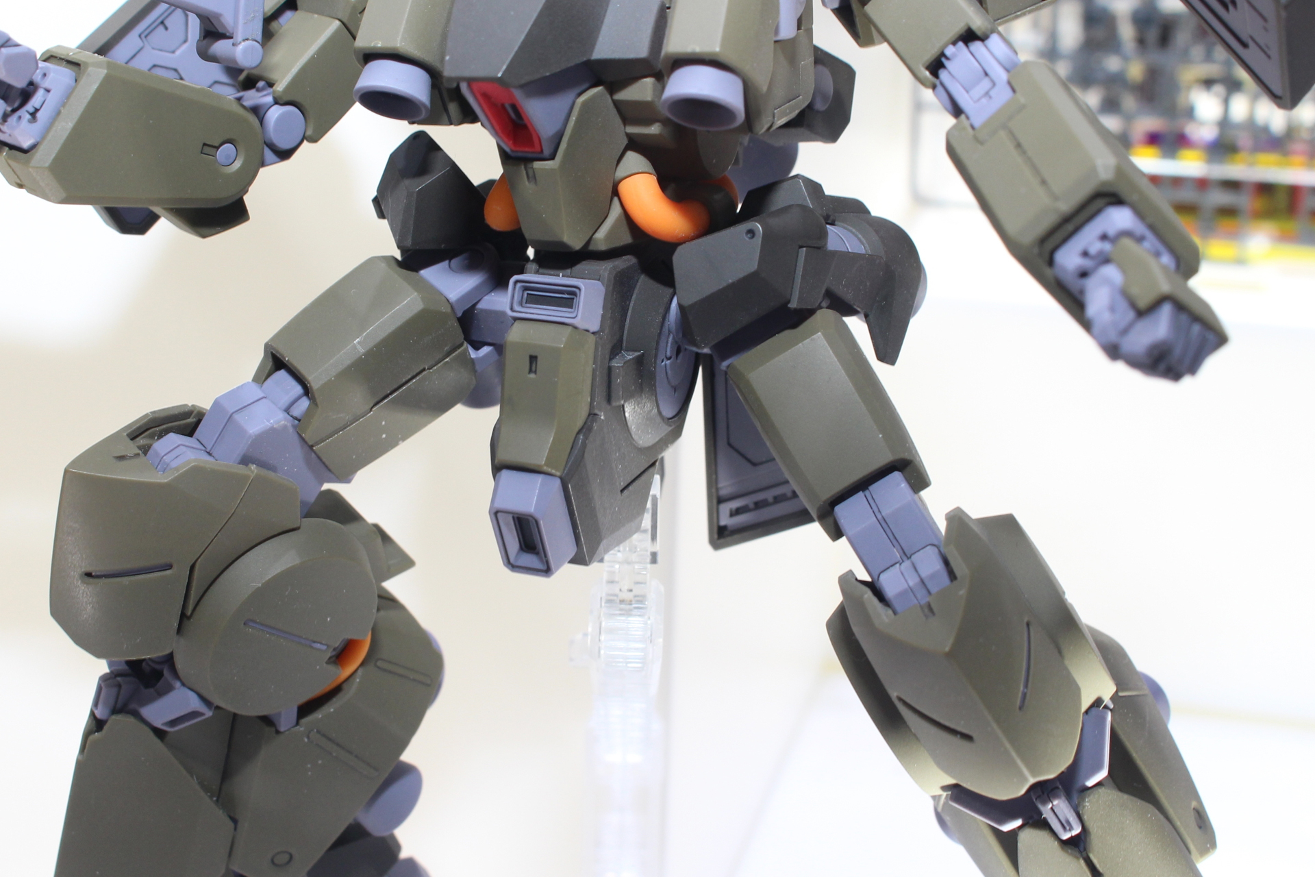 股関節には回転軸を設け、脚部の可動をサポート