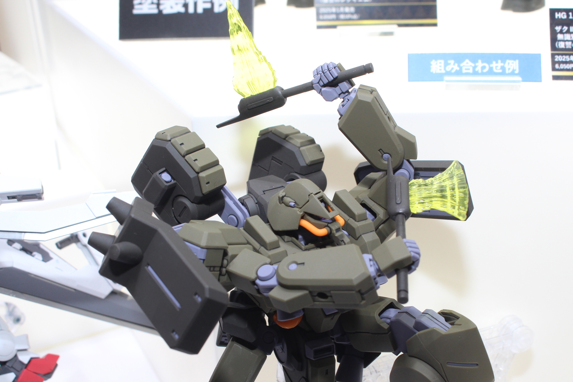 武装のビーム・ソード・アックスは差し替えなしの伸縮機構を内蔵。エフェクトは形状の違う3種付属している