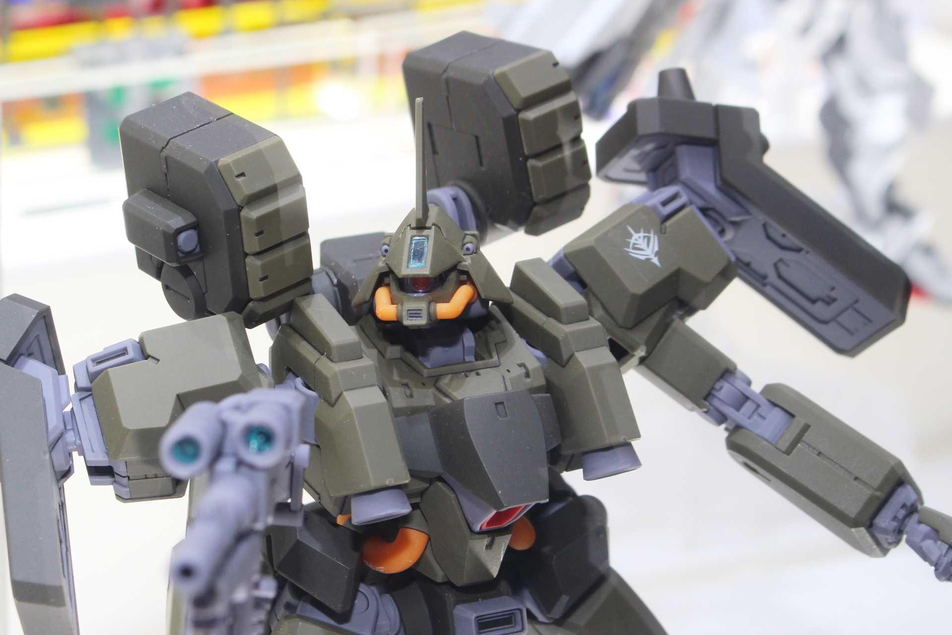 モノアイは可動ギミック内蔵。肩のエンブレムはシールにて再現