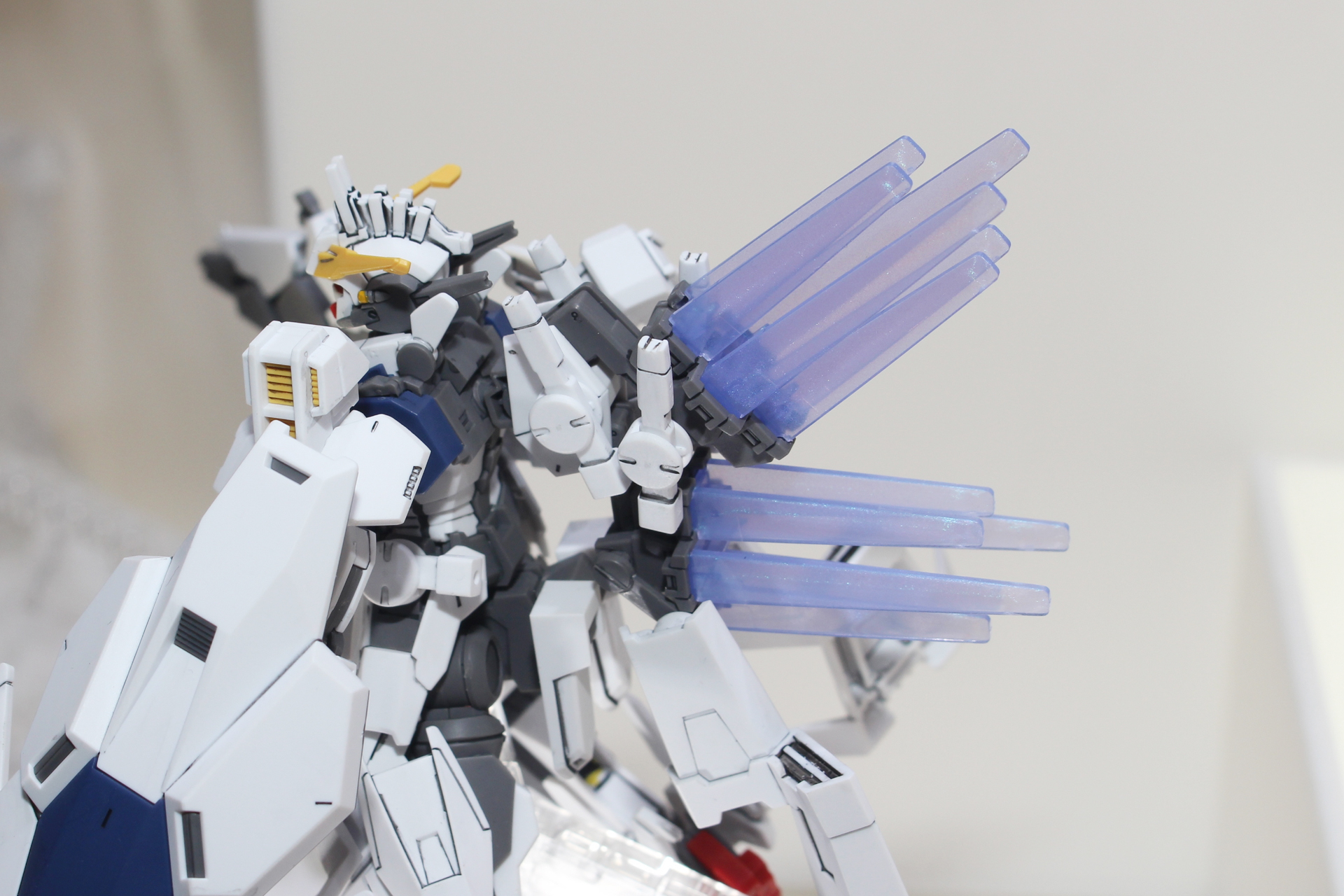 背面に備えられたフェザーエクステンションはクリアパーツで再現