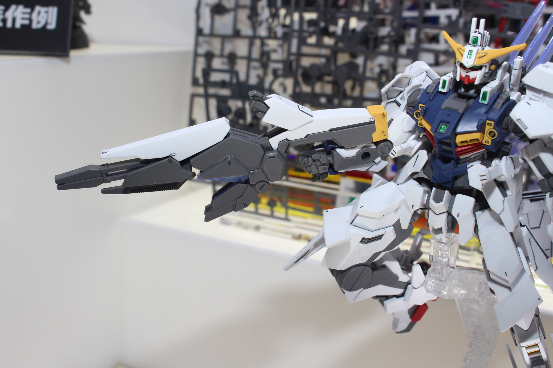 ビーム・ライフルもかなり変わったデザインだ