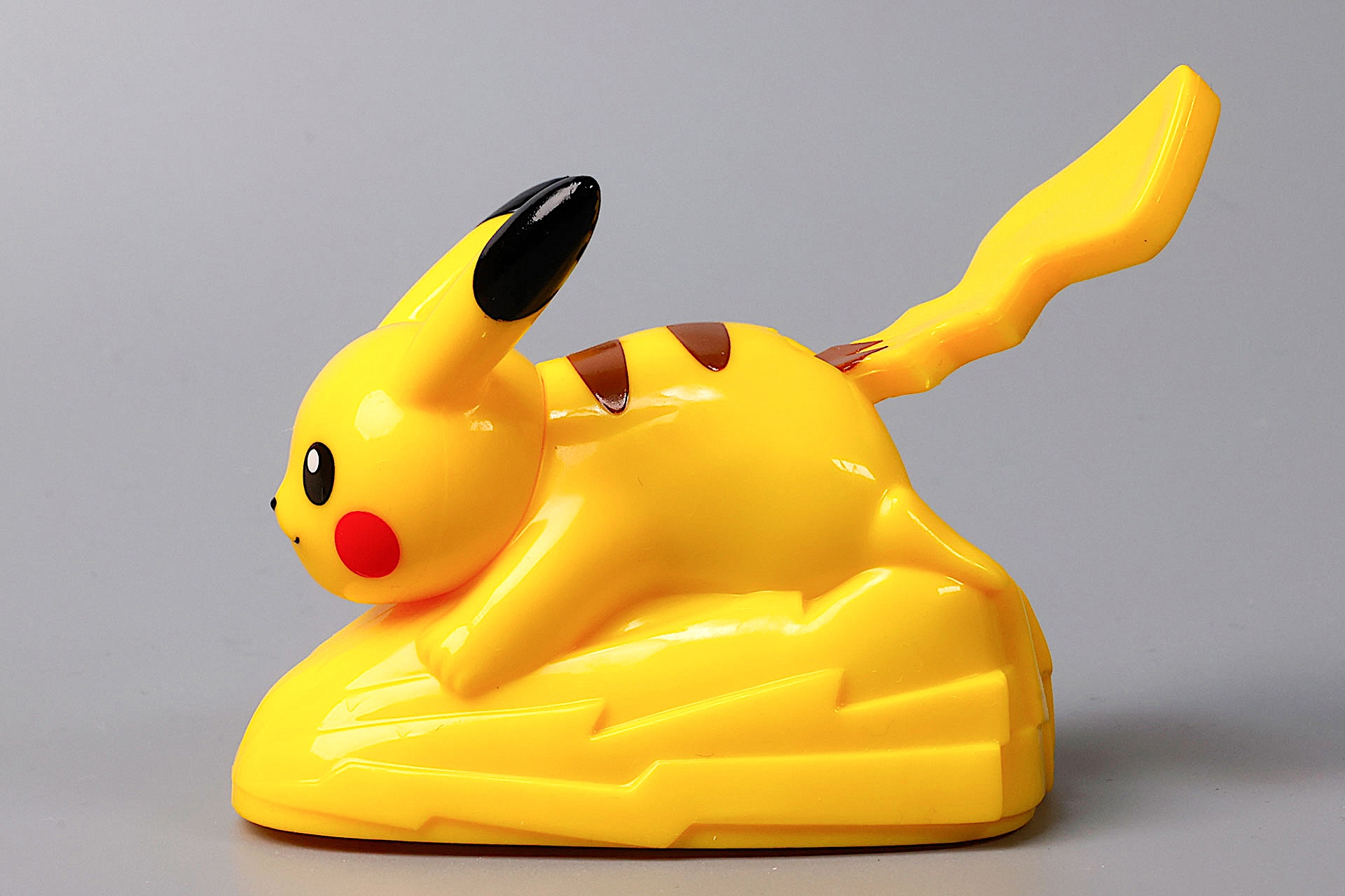 ピカチュウの下側も稲妻のような模様が入っている