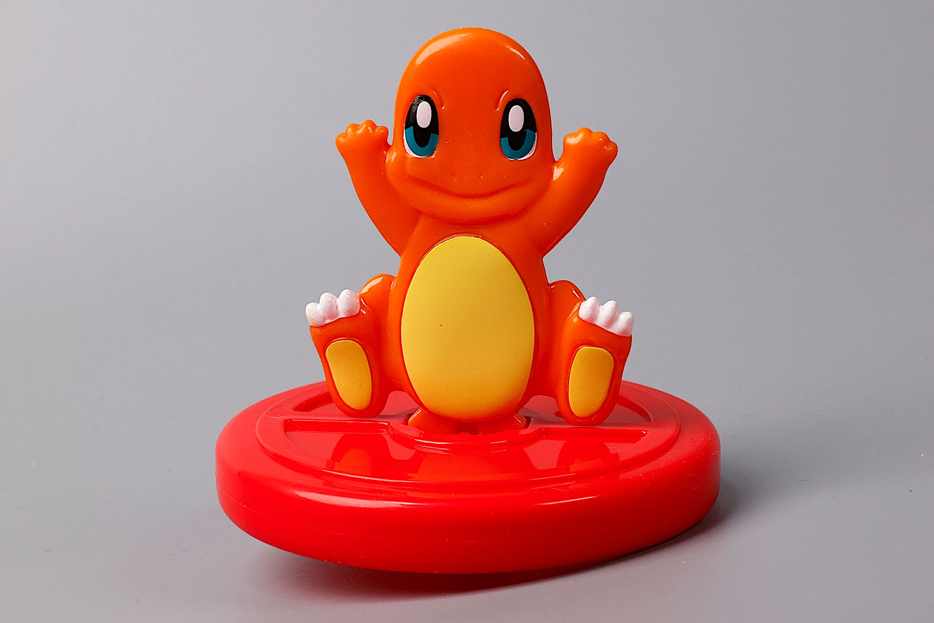 ヒトカゲが喜んでいるような姿が再現されている