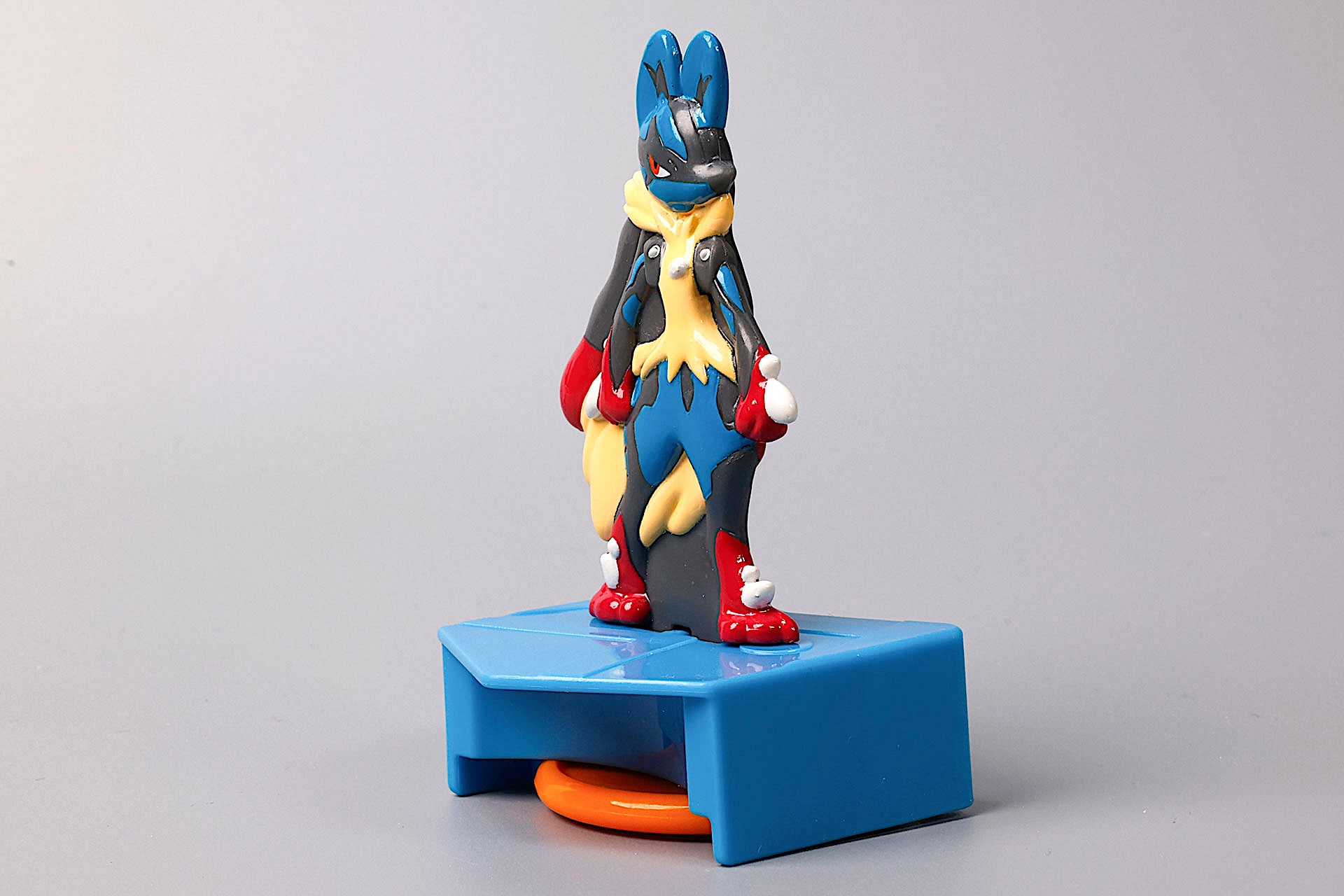 青いボディとオレンジ色のディスクの色合いがクールだ