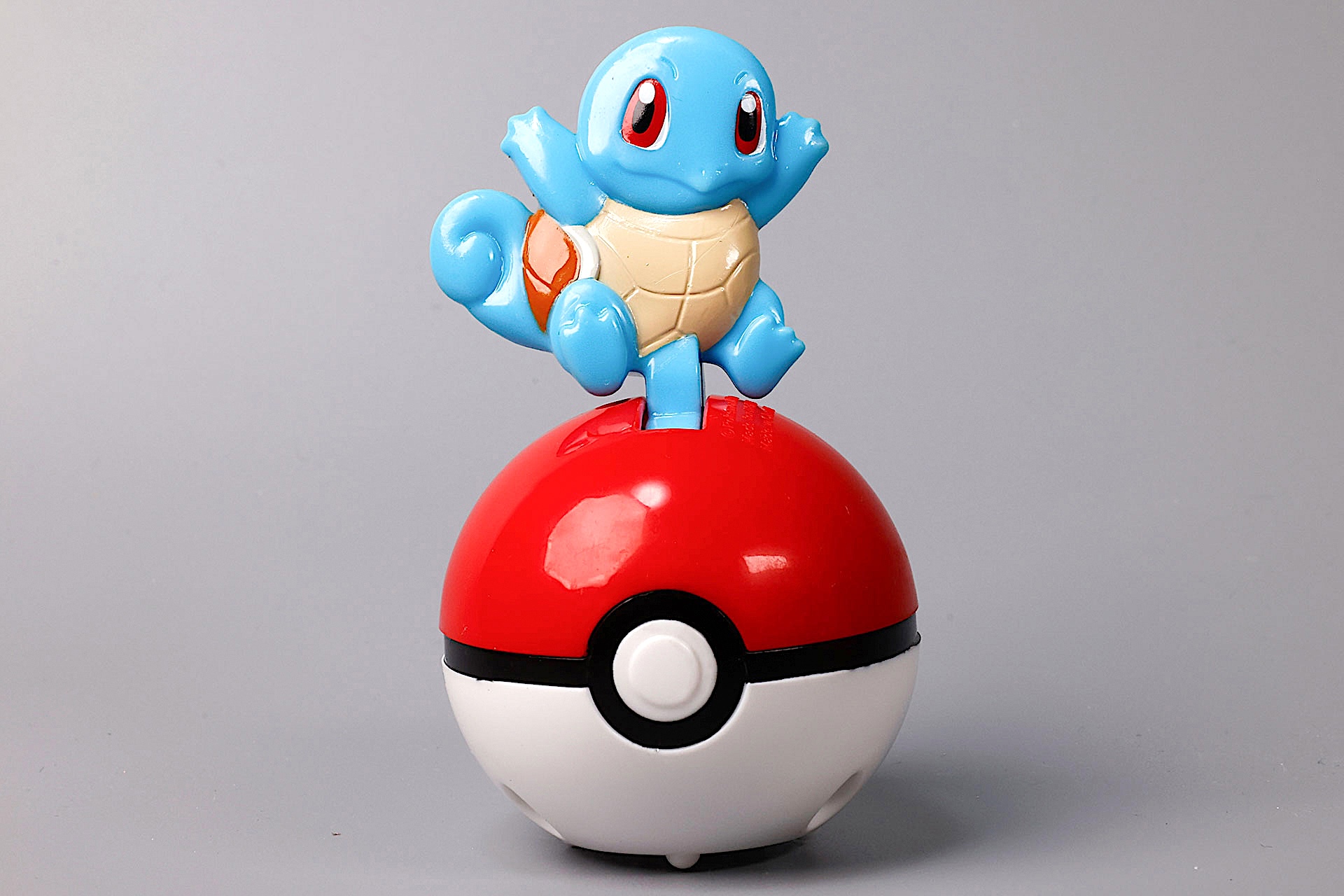 モンスターボールの上に乗っているゼニガメがかわいい！