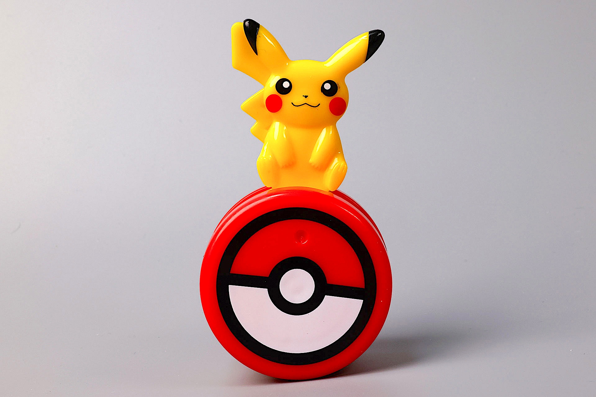 モンスターボールの上にピカチュウの姿が!